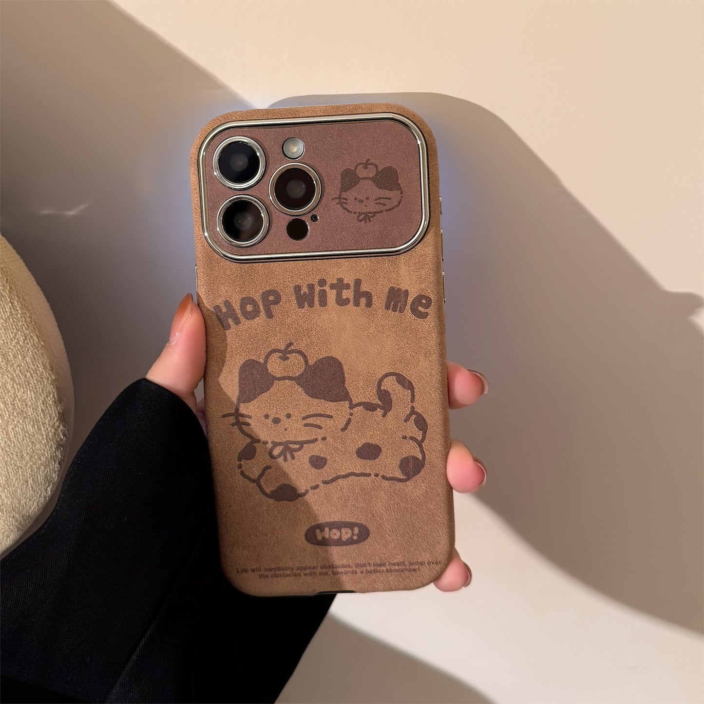 Funda de iPhone de dibujos animados marrones para iPhone 16, gamuza 15promax, cuerda con pompones 14, pareja de otoño e invierno 17