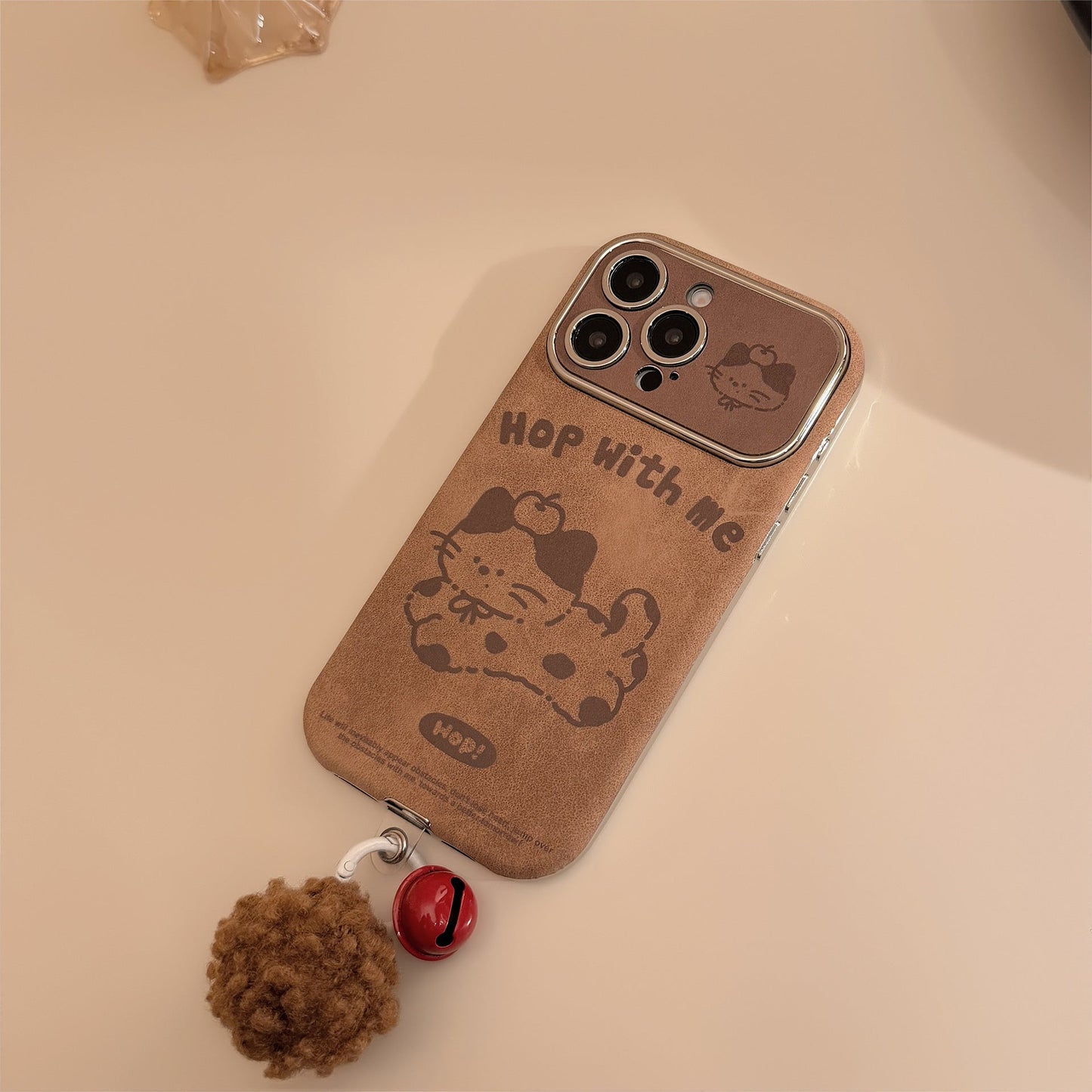 Funda de iPhone de dibujos animados marrones para iPhone 16, gamuza 15promax, cuerda con pompones 14, pareja de otoño e invierno 17