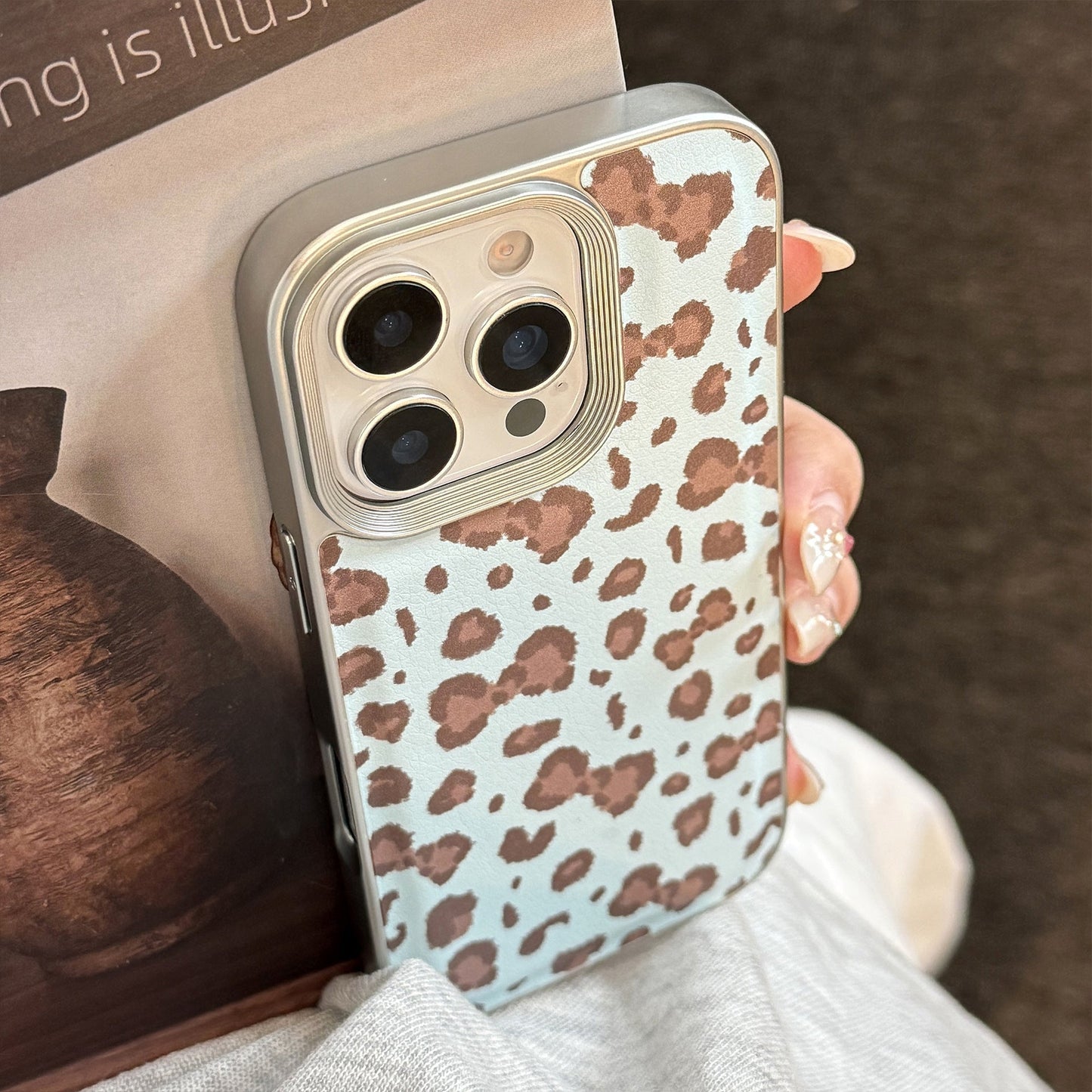 Funda rígida de cuero con lazo y estampado de leopardo vintage, borde plateado, para iPhone 17, 16promax, 15 y 13, 11