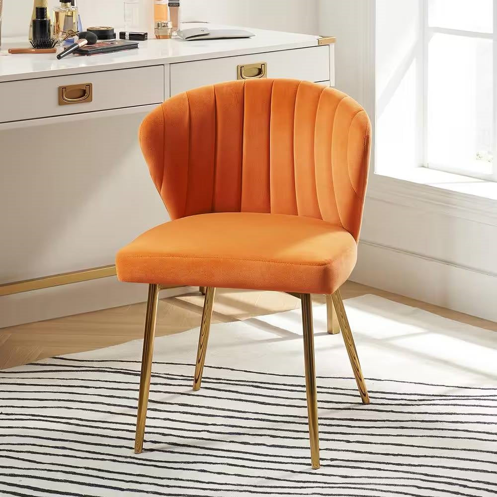 Sillón tapizado de terciopelo naranja con respaldo alto y patas metálicas doradas