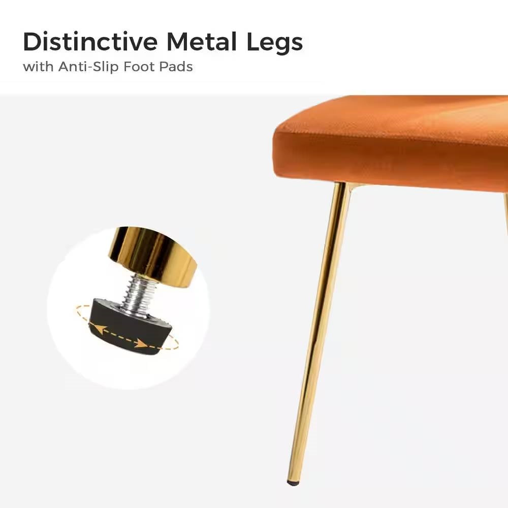 Sillón tapizado de terciopelo naranja con respaldo alto y patas metálicas doradas