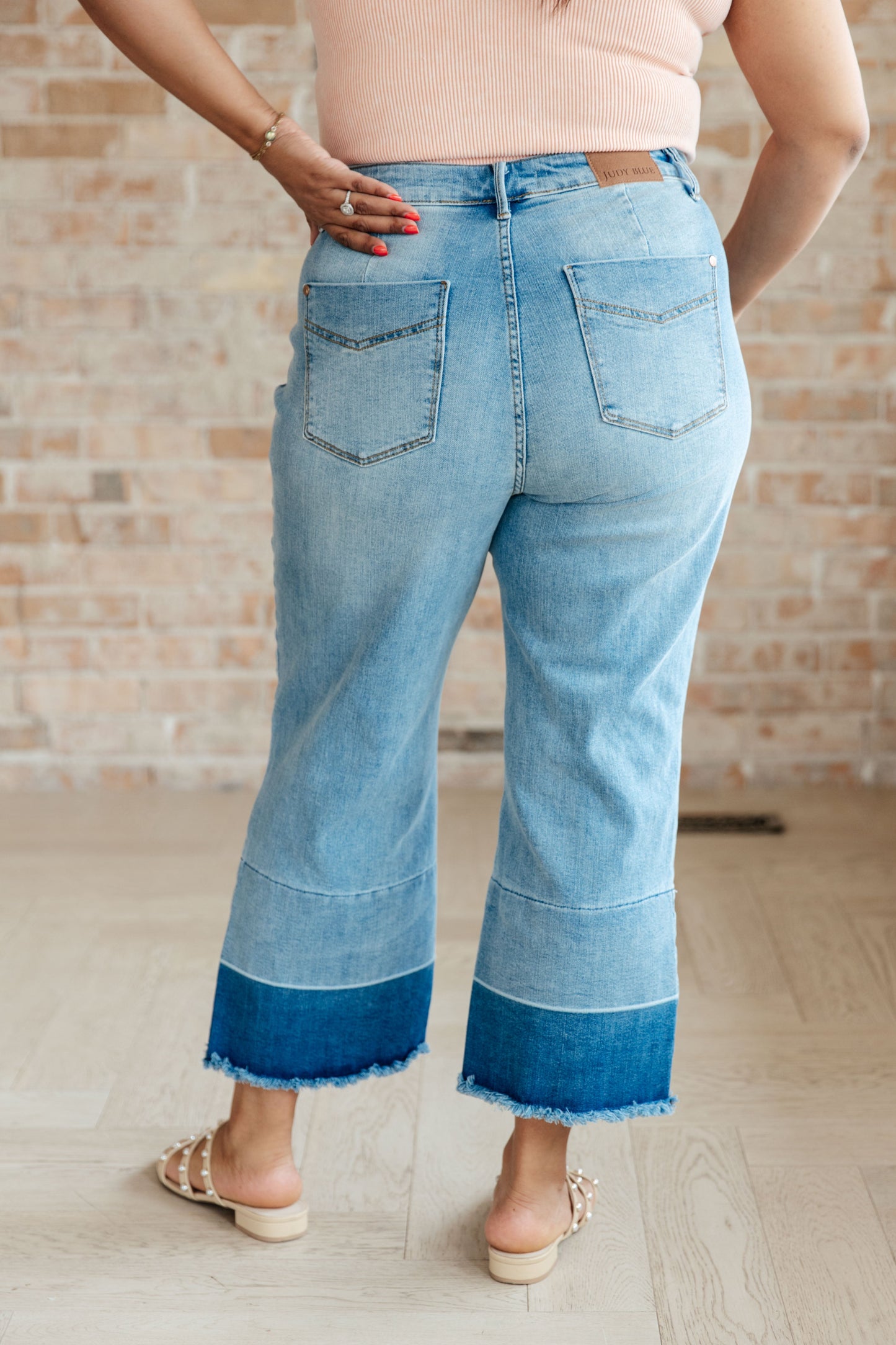 Pantalones vaqueros capri anchos Olivia de tiro alto en lavado medio