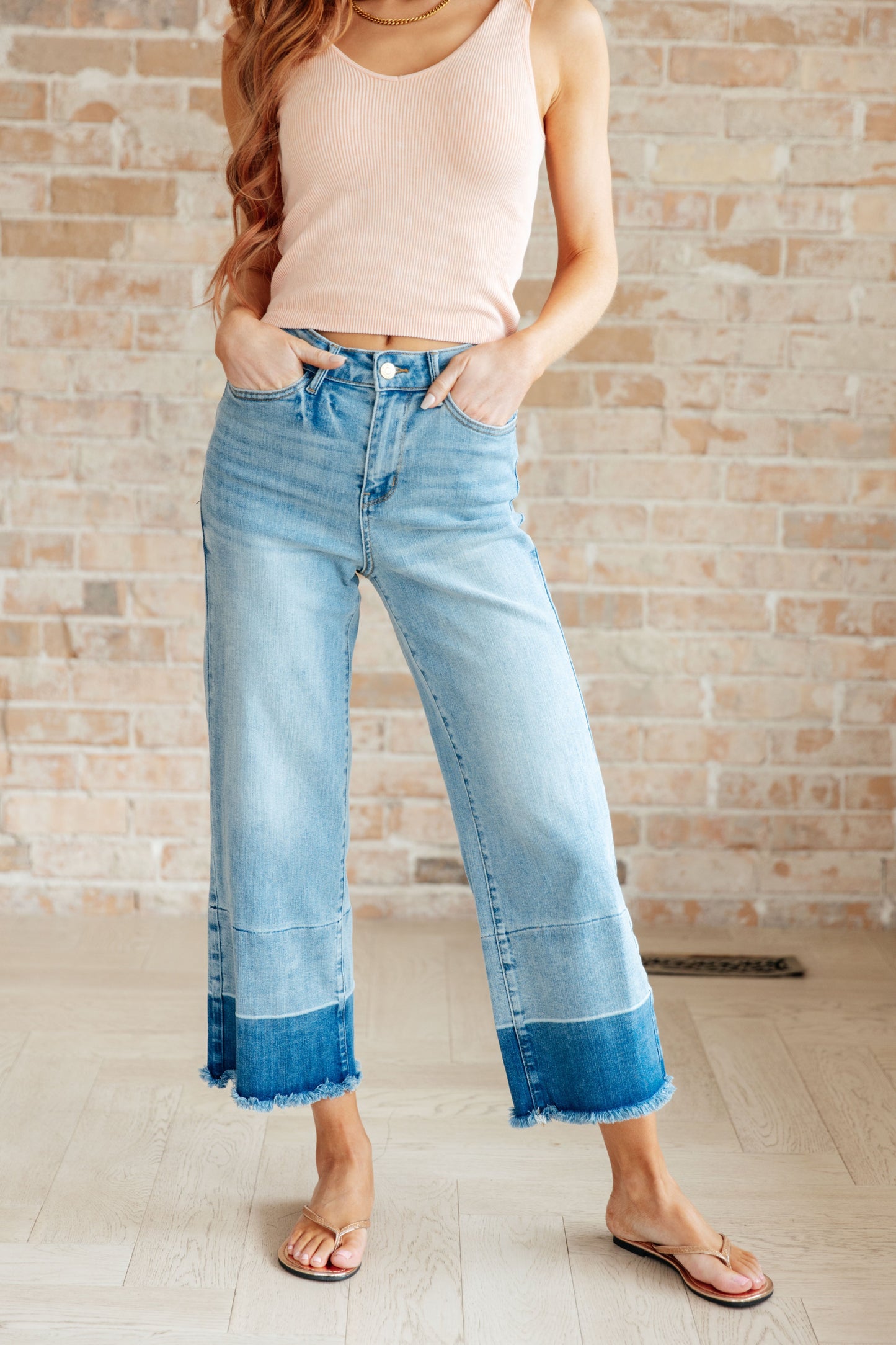 Pantalones vaqueros capri anchos Olivia de tiro alto en lavado medio