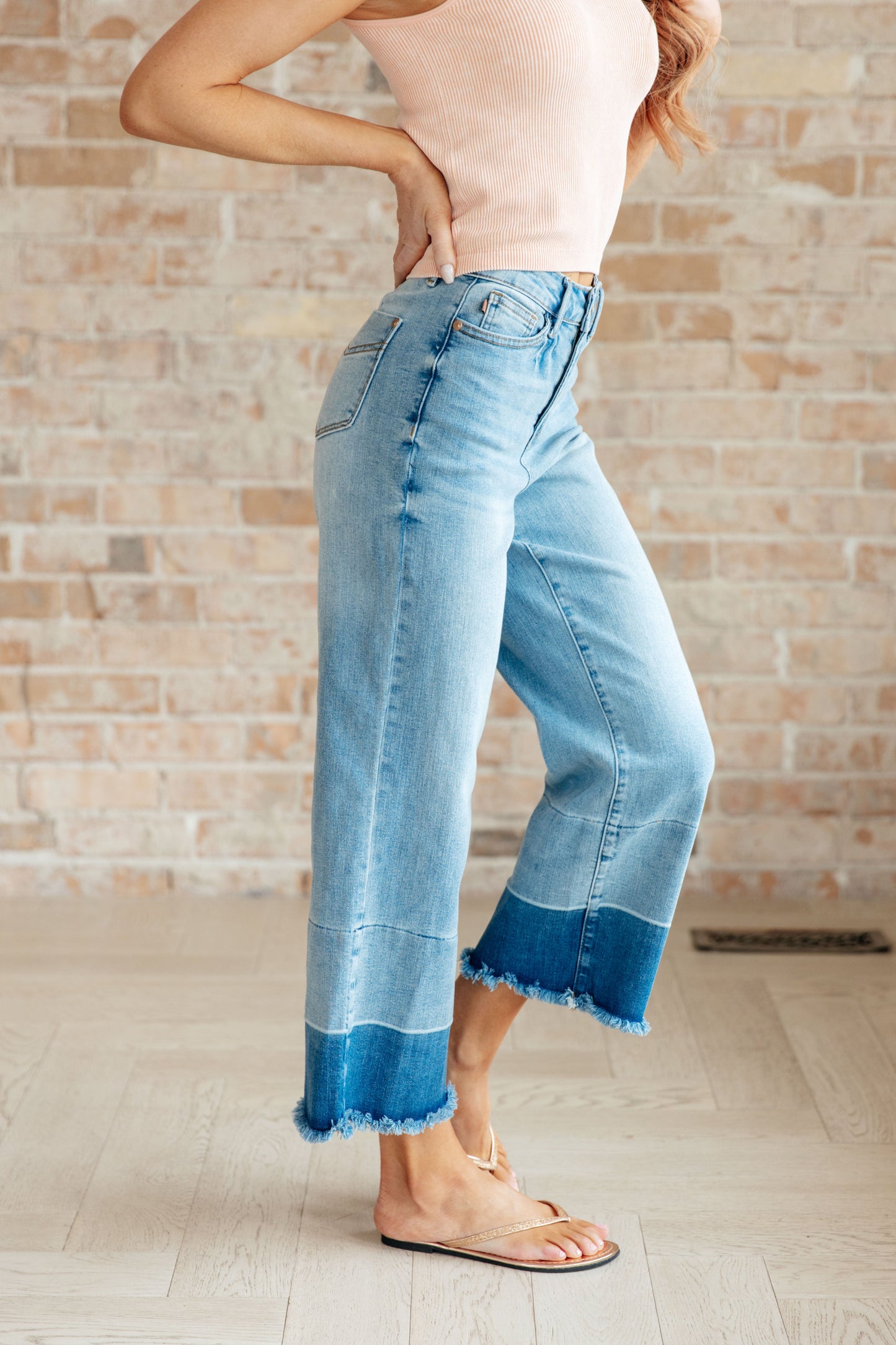Pantalones vaqueros capri anchos Olivia de tiro alto en lavado medio
