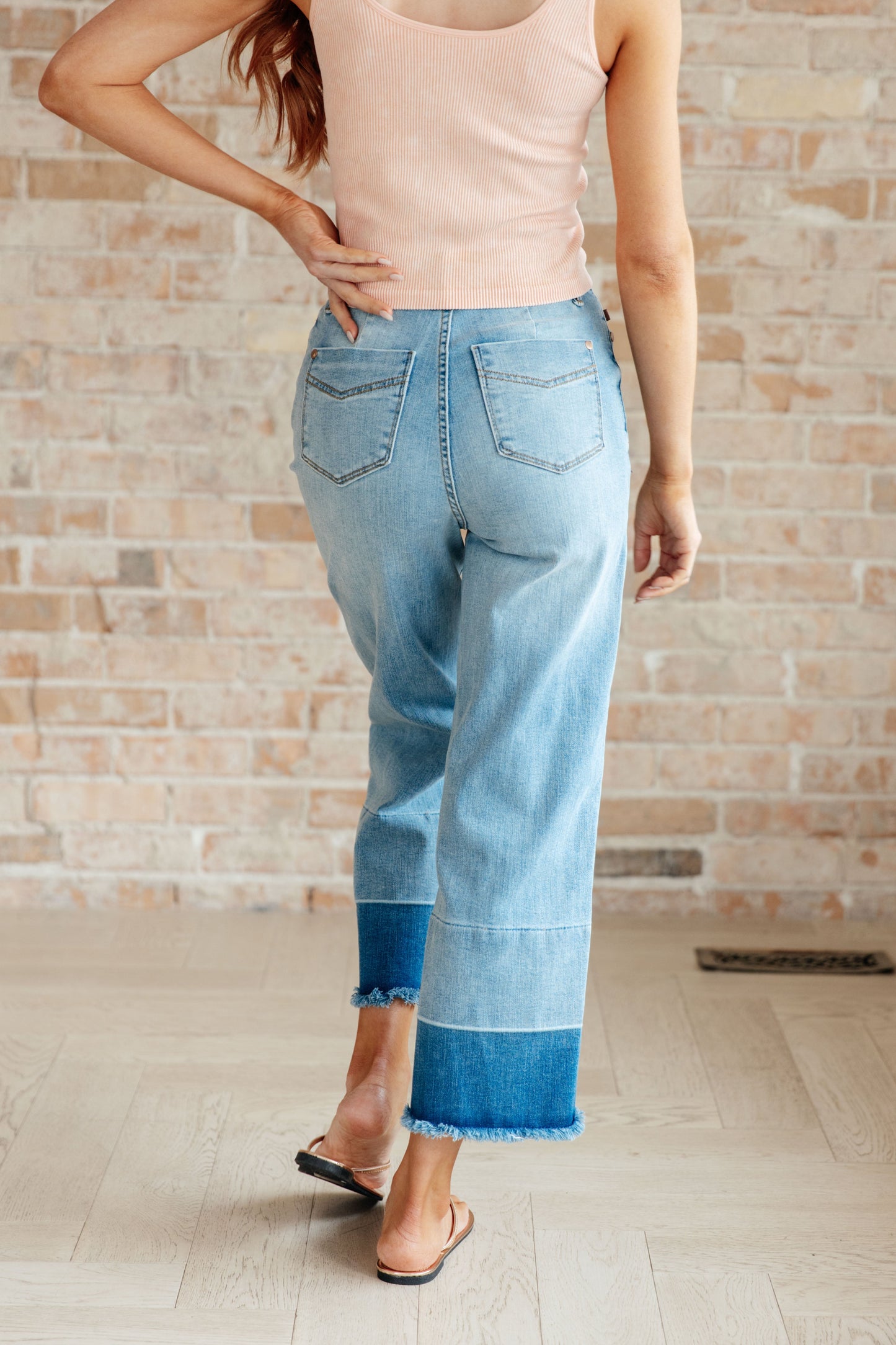 Pantalones vaqueros capri anchos Olivia de tiro alto en lavado medio