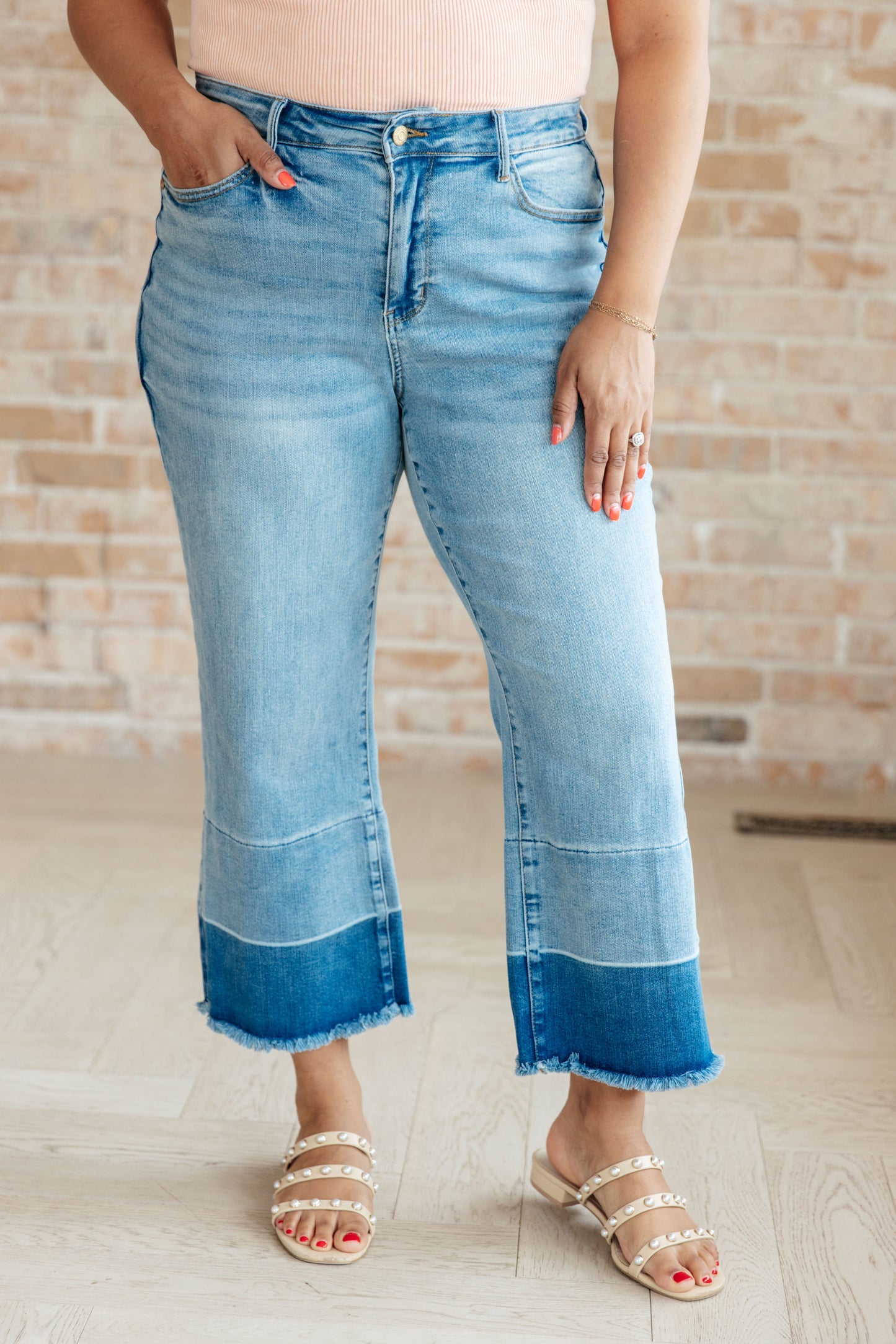 Pantalones vaqueros capri anchos Olivia de tiro alto en lavado medio