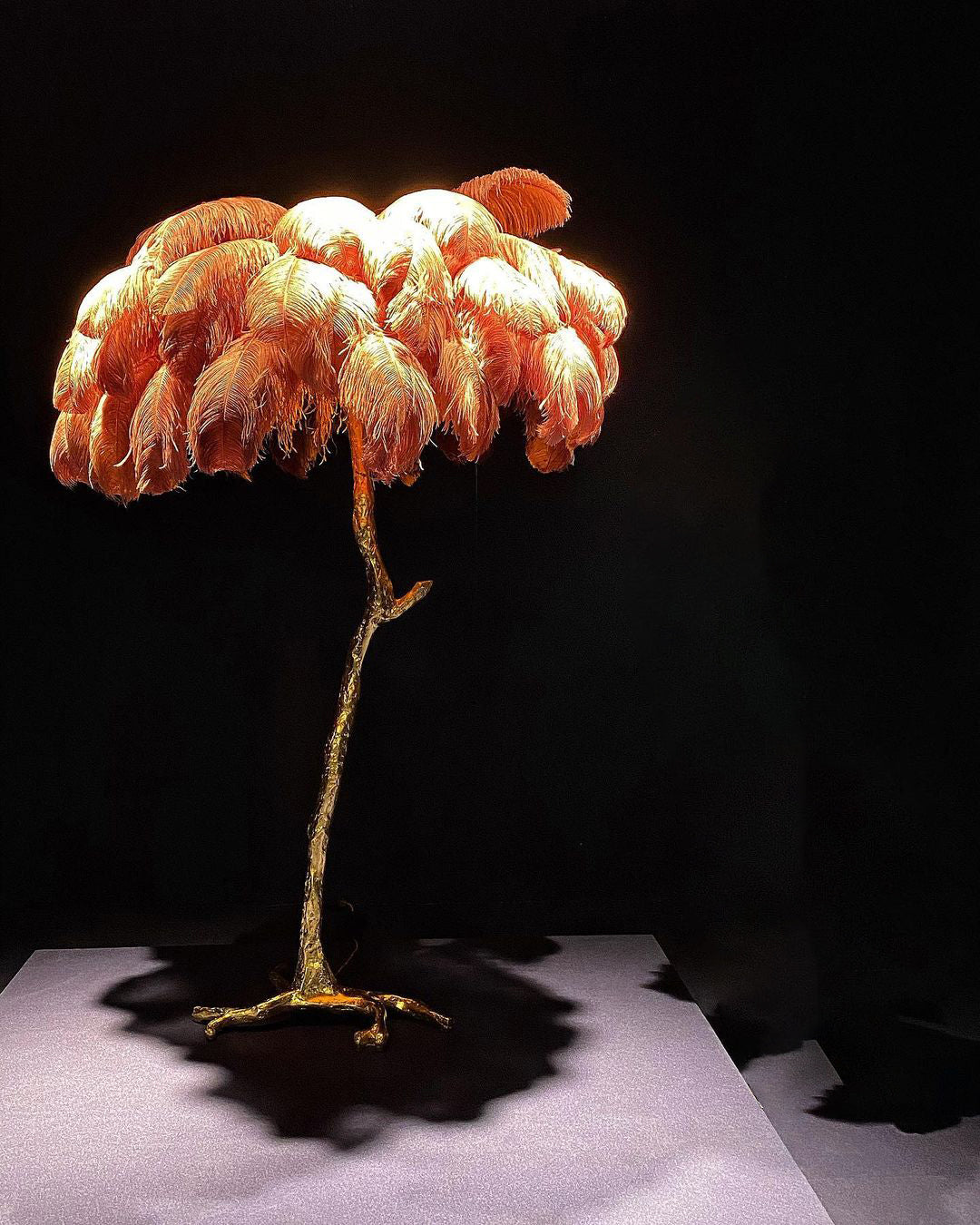Lámpara de pie de plumas de avestruz