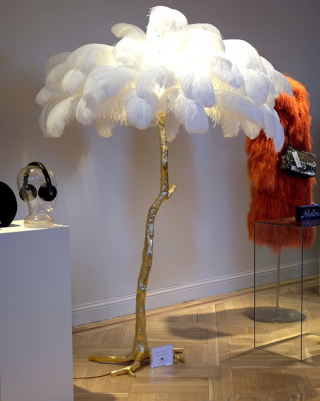 Lámpara de pie de plumas de avestruz