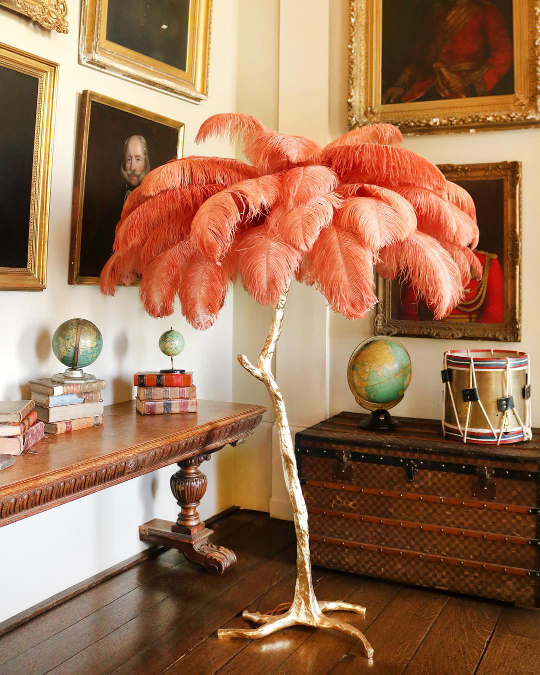 Lámpara de pie de plumas de avestruz