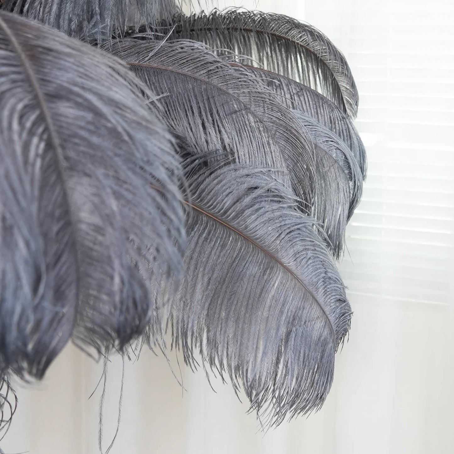 Lámpara de pie de plumas de avestruz