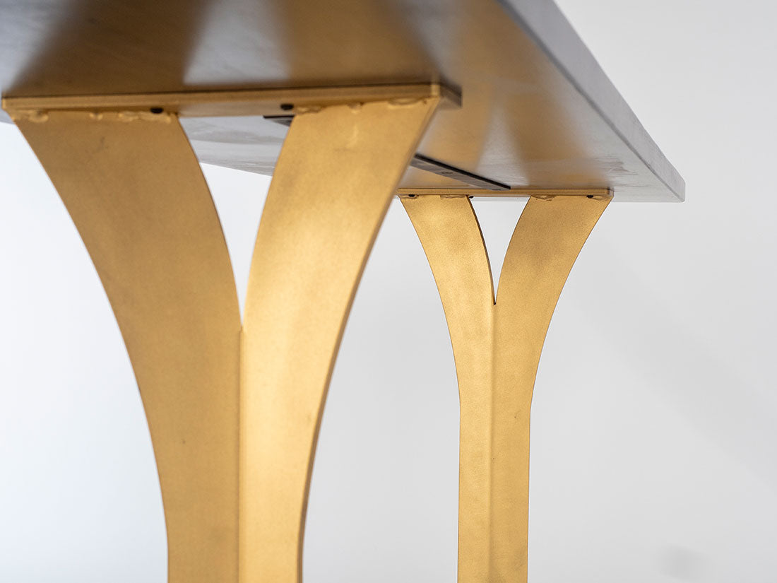 Mesa de sofá con patas divididas (negra con patas doradas)