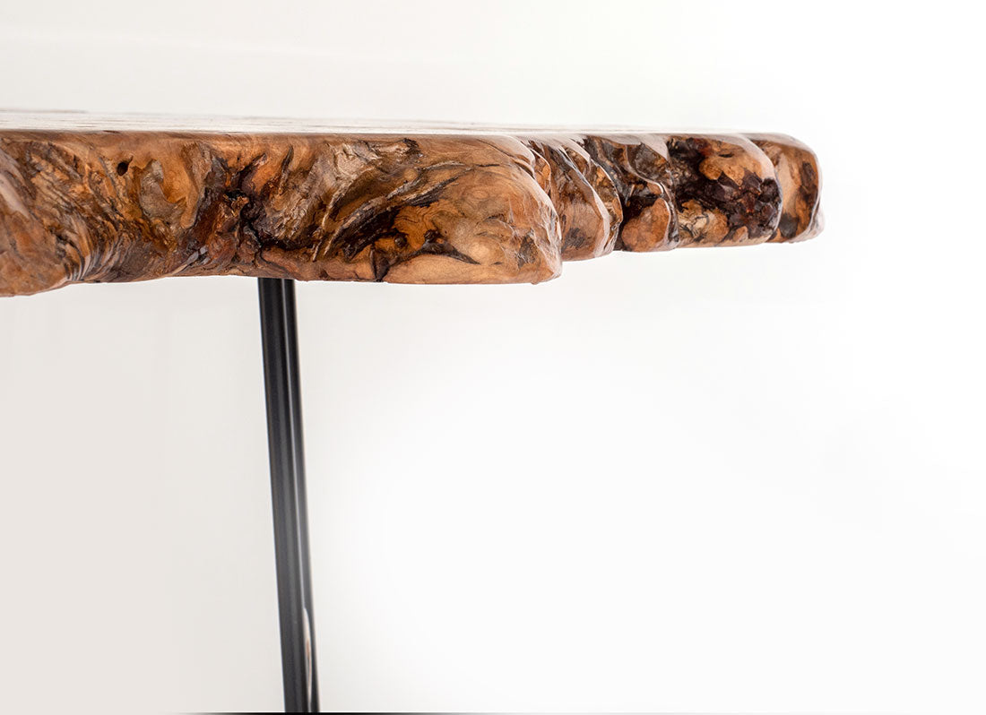 Mesa de troncos de arce noruego con veteado fúngico