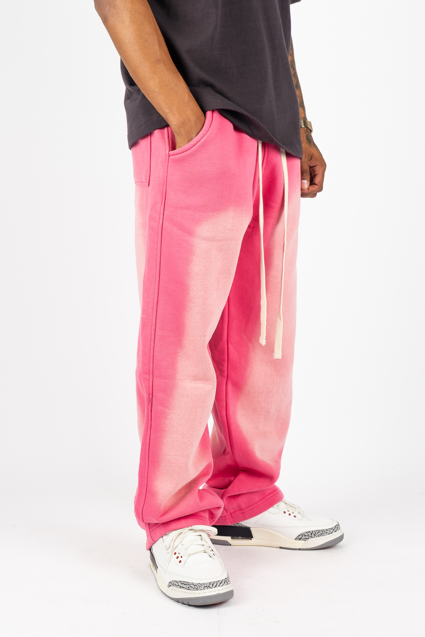 Pantalones de chándal blanqueados y secados al sol