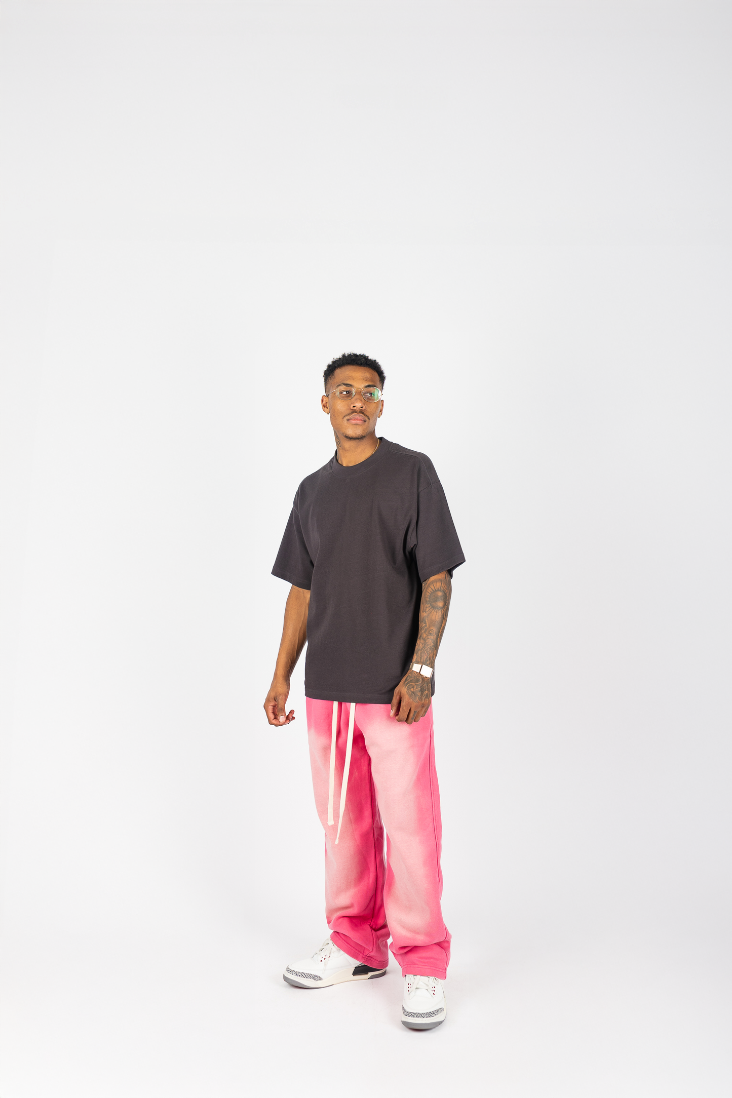 Pantalones de chándal blanqueados y secados al sol