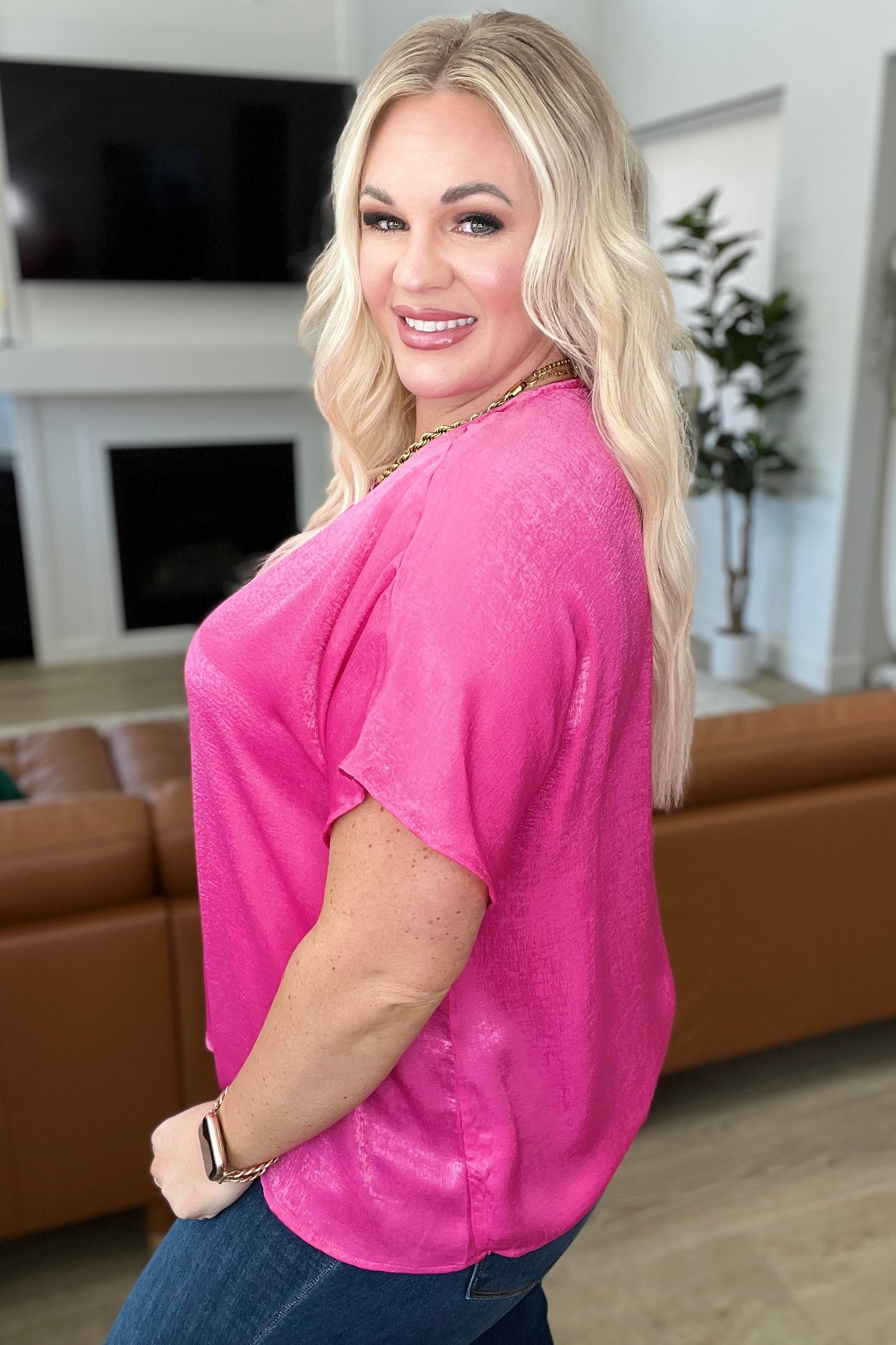 Top escote en V con pliegues frontales en fucsia