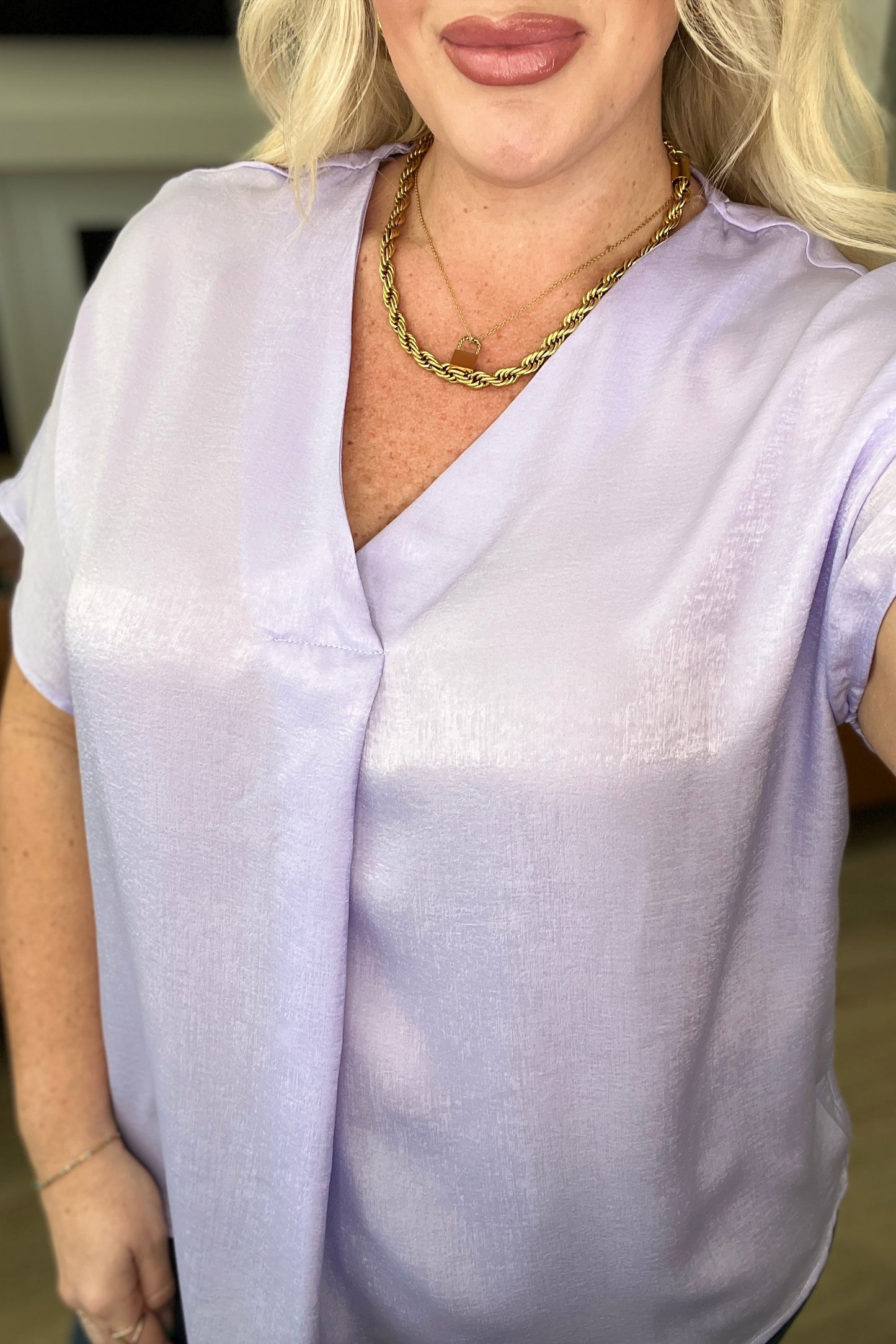 Top con cuello en V y pliegues delanteros en lavanda