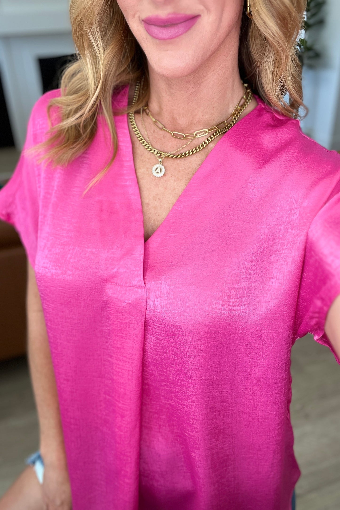Top escote en V con pliegues frontales en fucsia