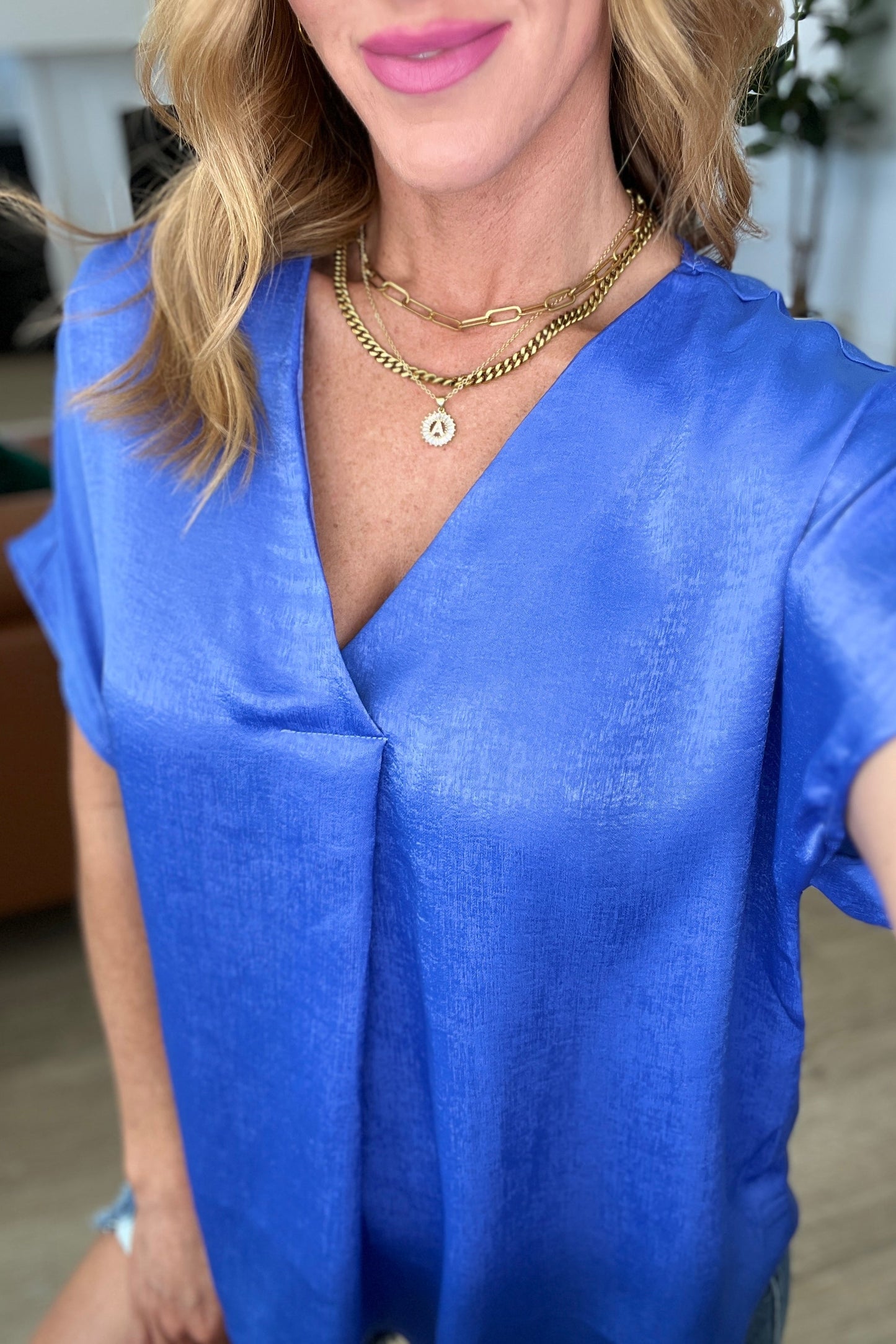 Blusa con escote en V y pliegues frontales en azul real