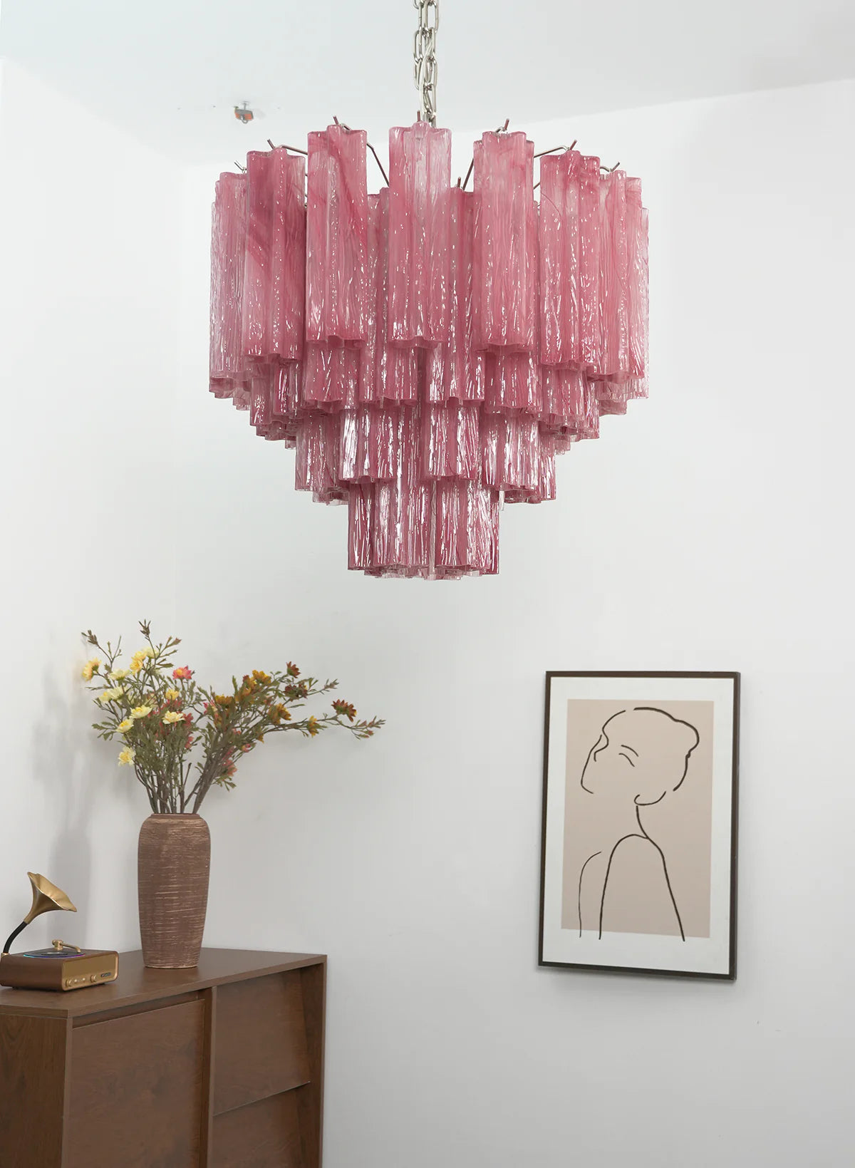 Candelabro de cristal en forma de estrella con nubes rojas
