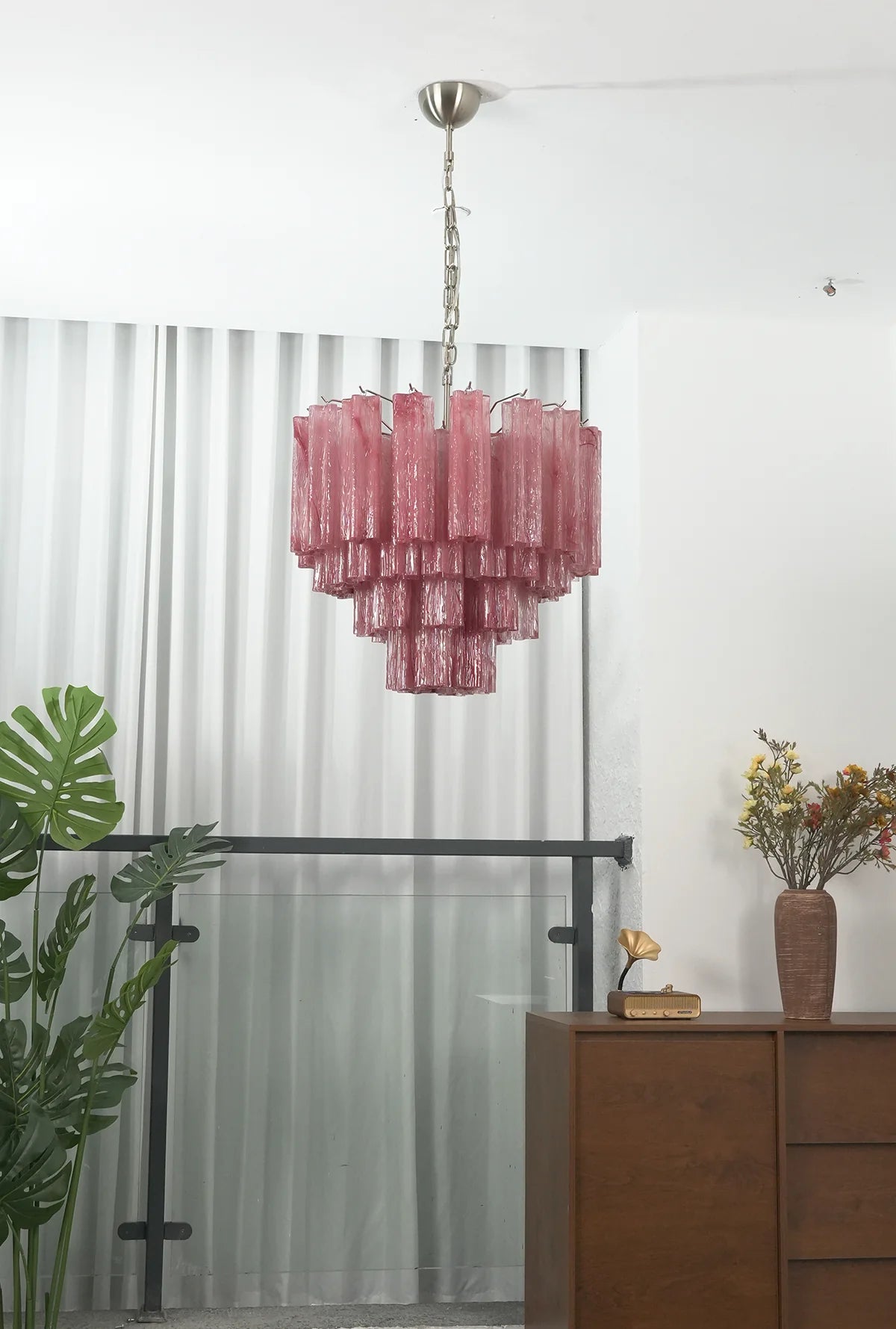 Candelabro de cristal en forma de estrella con nubes rojas