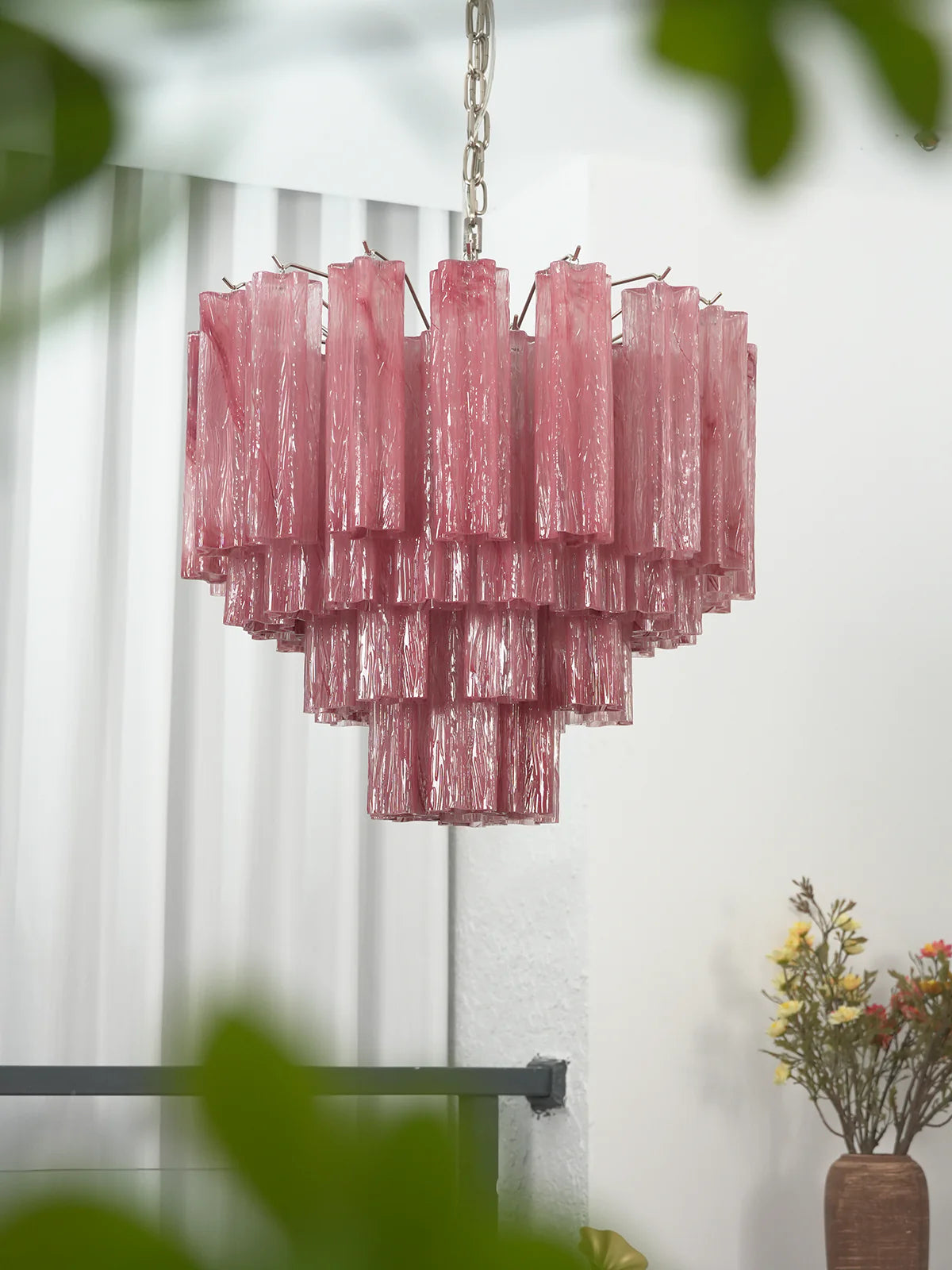 Candelabro de cristal en forma de estrella con nubes rojas