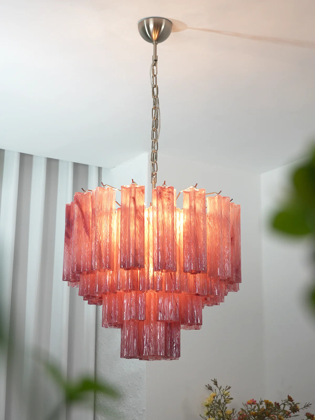 Candelabro de cristal en forma de estrella con nubes rojas