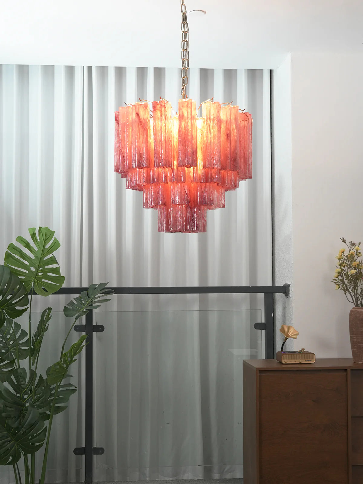 Candelabro de cristal en forma de estrella con nubes rojas