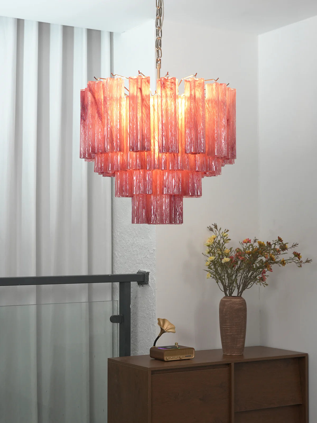 Candelabro de cristal en forma de estrella con nubes rojas