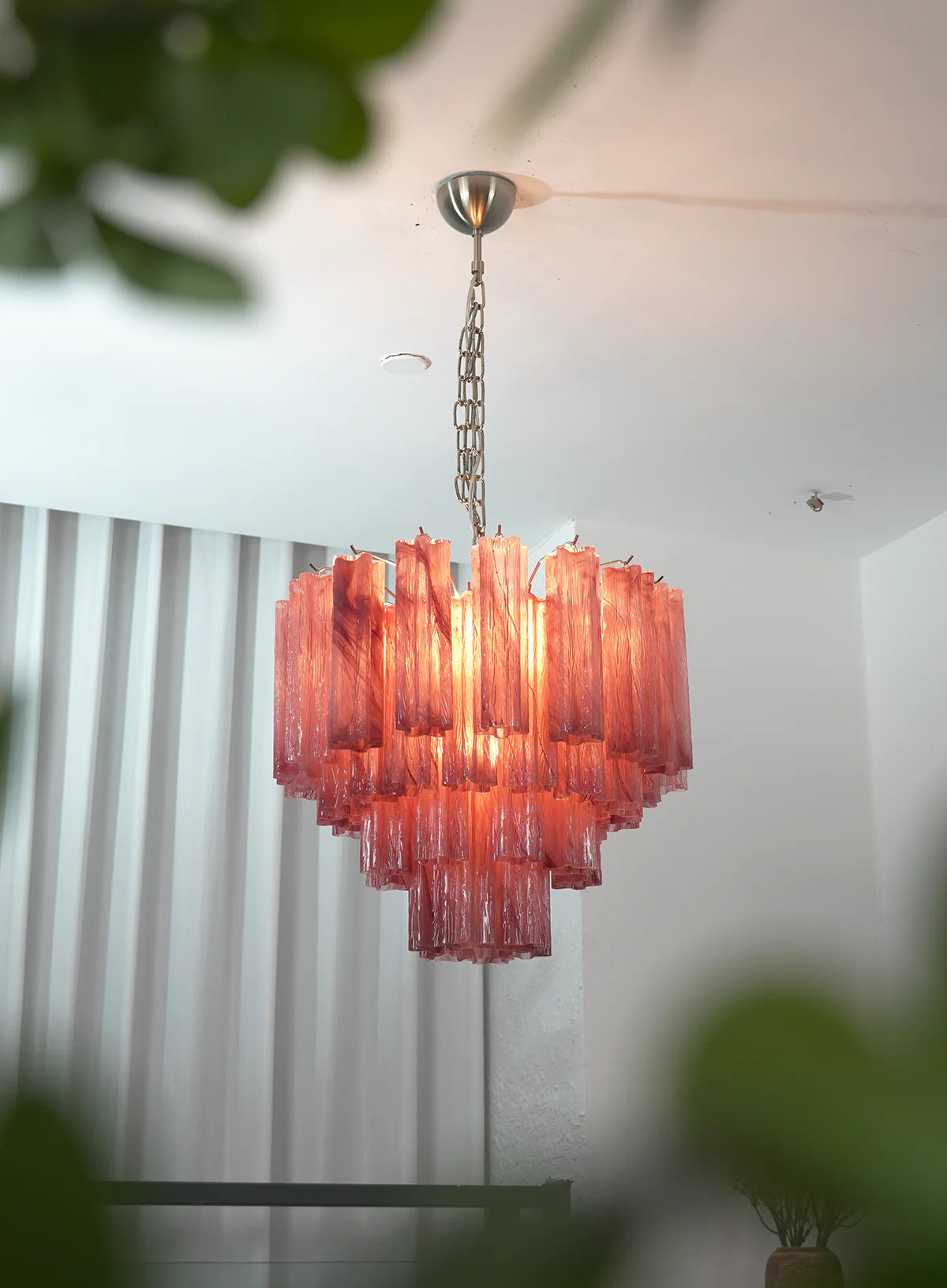 Candelabro de cristal en forma de estrella con nubes rojas