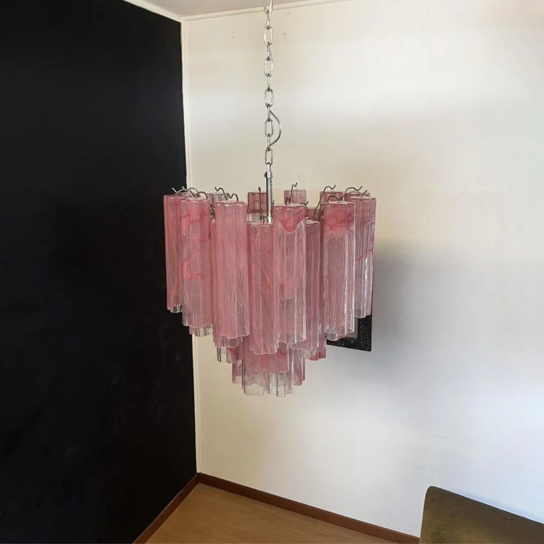 Candelabro de cristal en forma de estrella con nubes rojas
