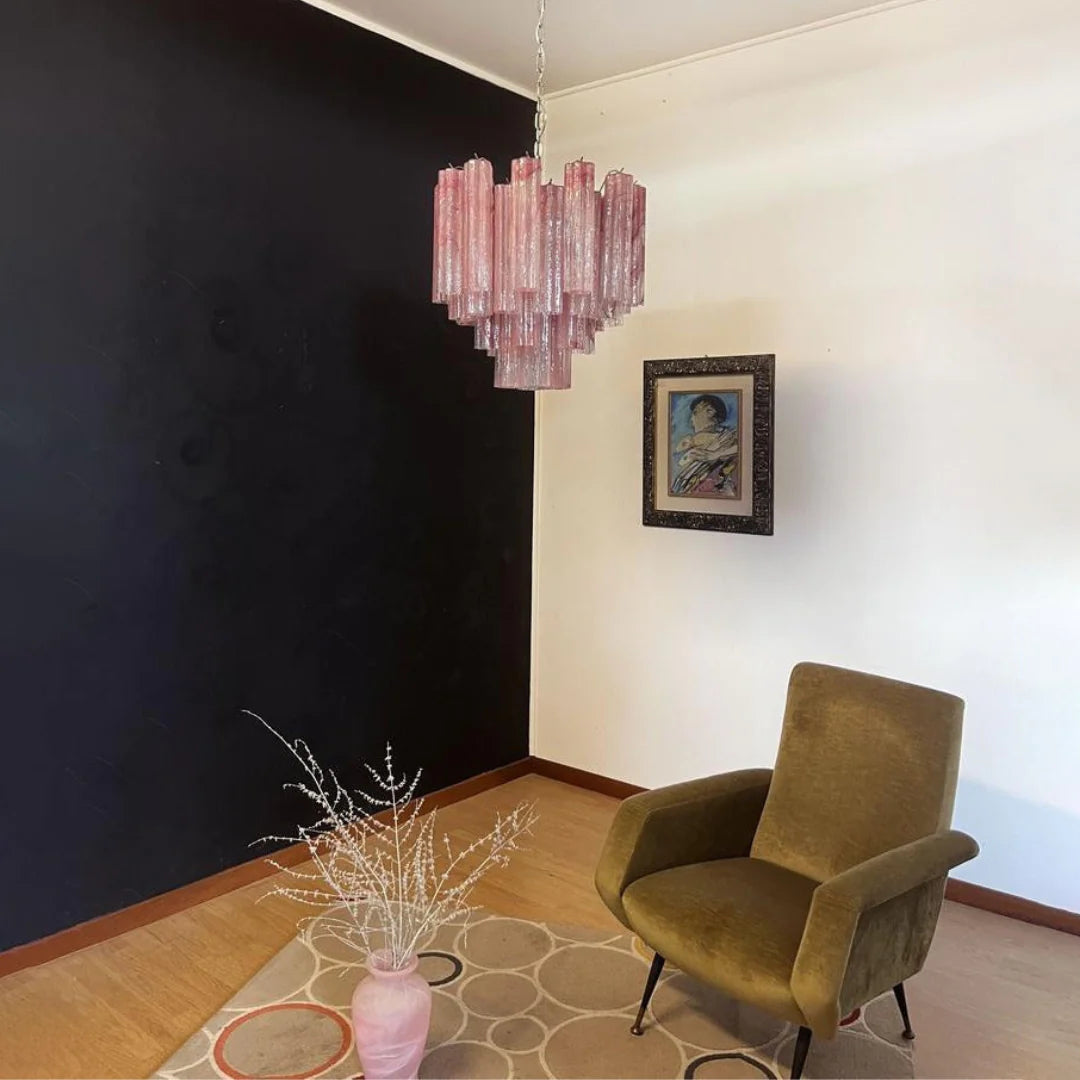 Candelabro de cristal en forma de estrella con nubes rojas
