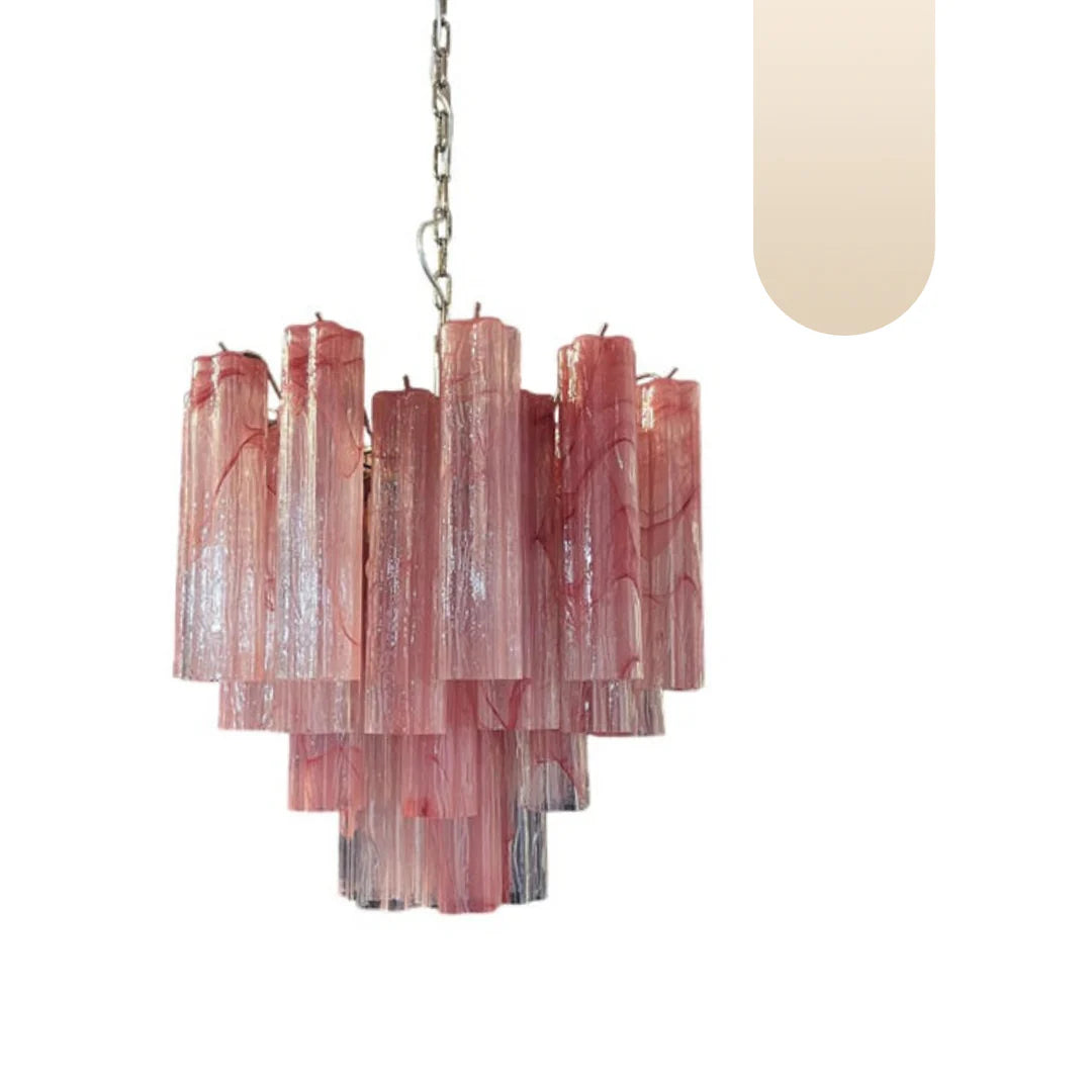 Candelabro de cristal en forma de estrella con nubes rojas