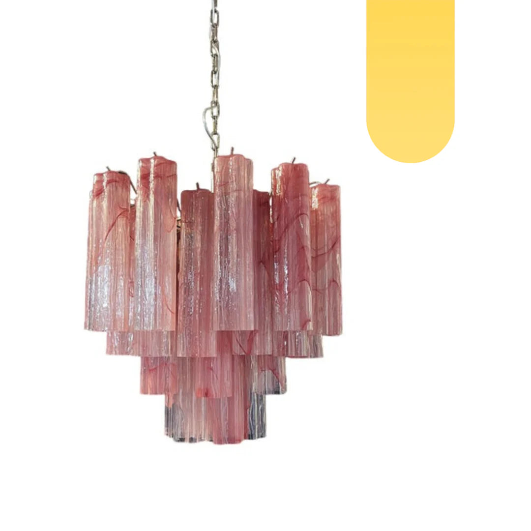 Candelabro de cristal en forma de estrella con nubes rojas