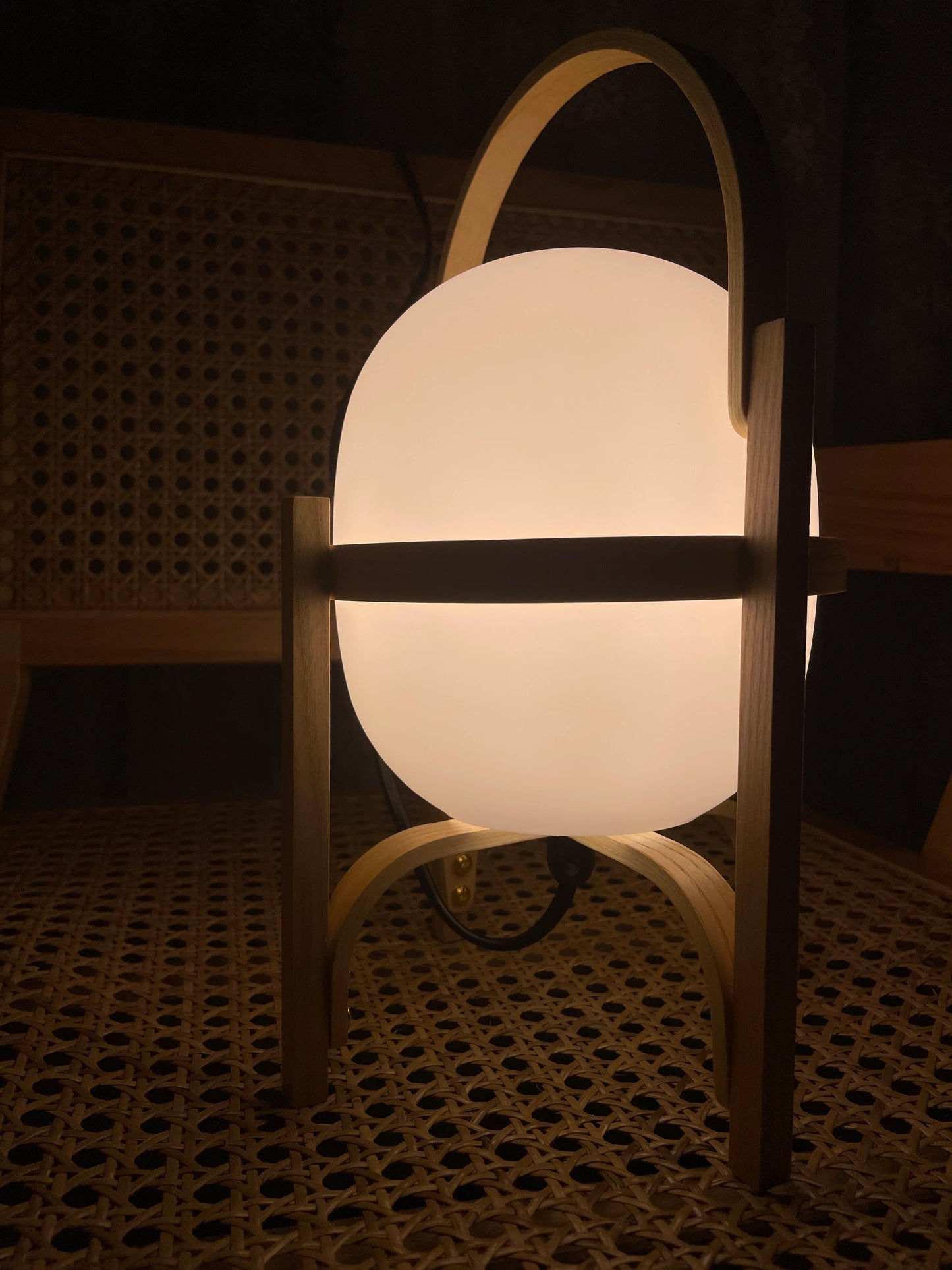 Lámpara de mesa de cristal con farol de madera portátil