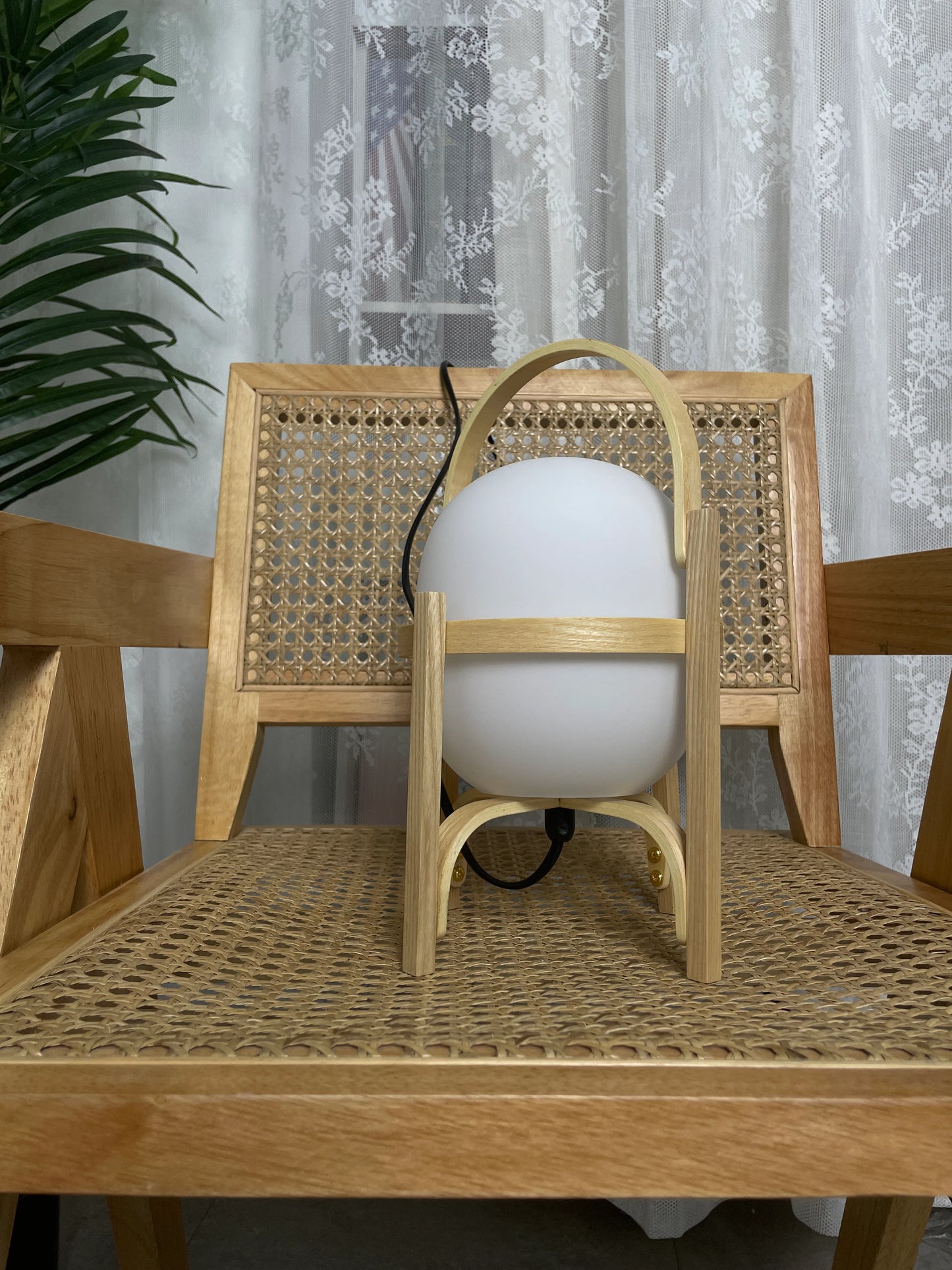 Lámpara de mesa de cristal con farol de madera portátil