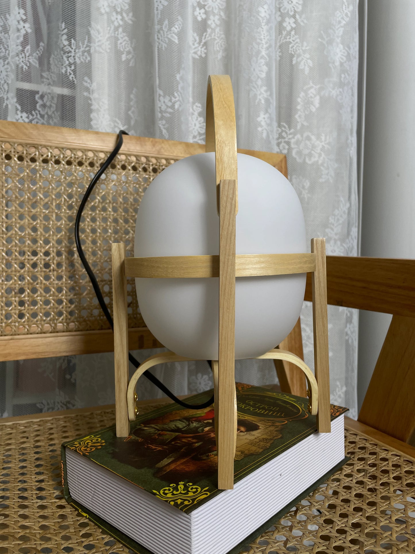 Lámpara de mesa de cristal con farol de madera portátil