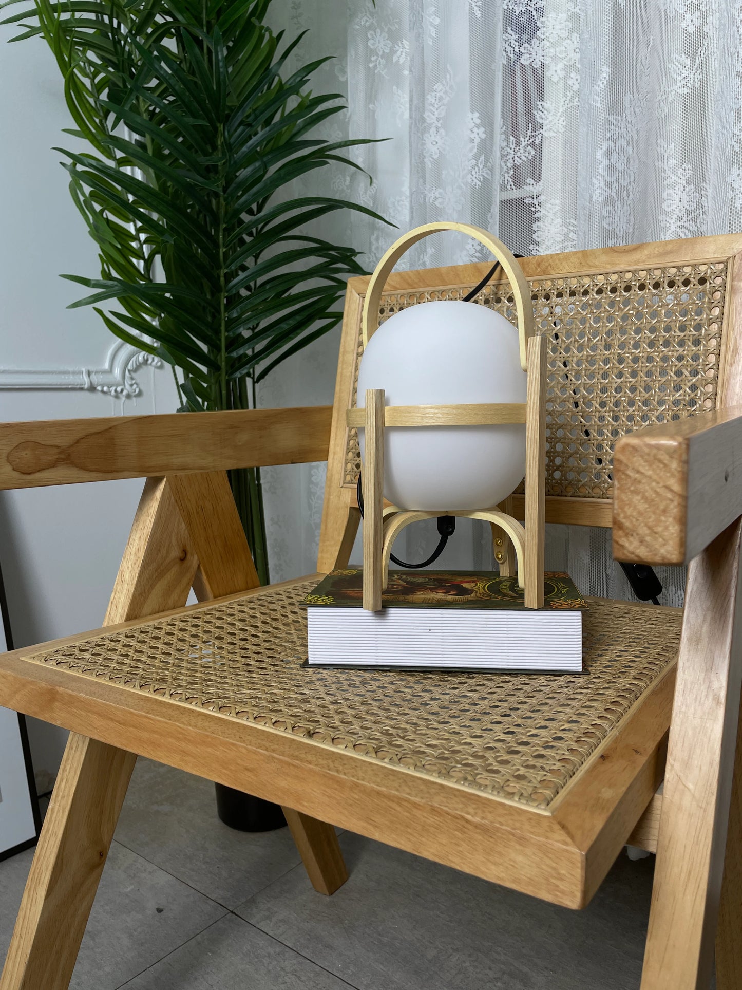 Lámpara de mesa de cristal con farol de madera portátil