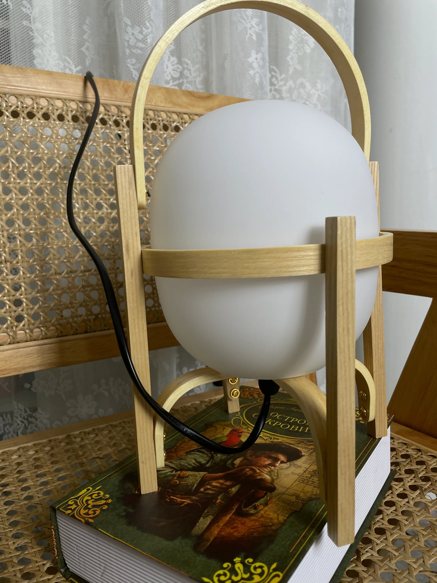 Lámpara de mesa de cristal con farol de madera portátil