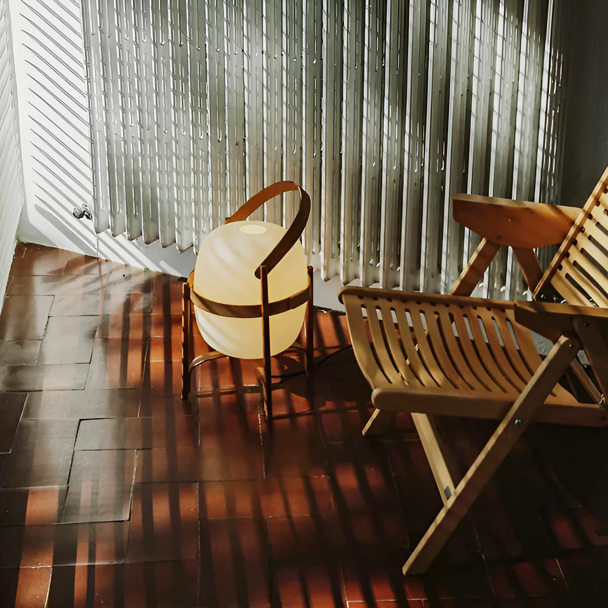 Lámpara de mesa de cristal con farol de madera portátil