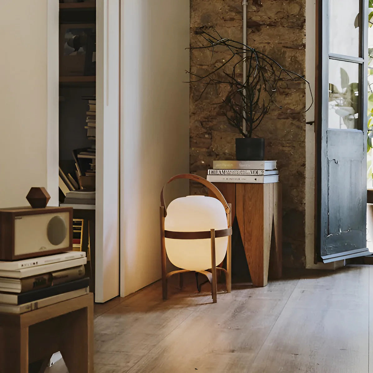 Lámpara de mesa de cristal con farol de madera portátil