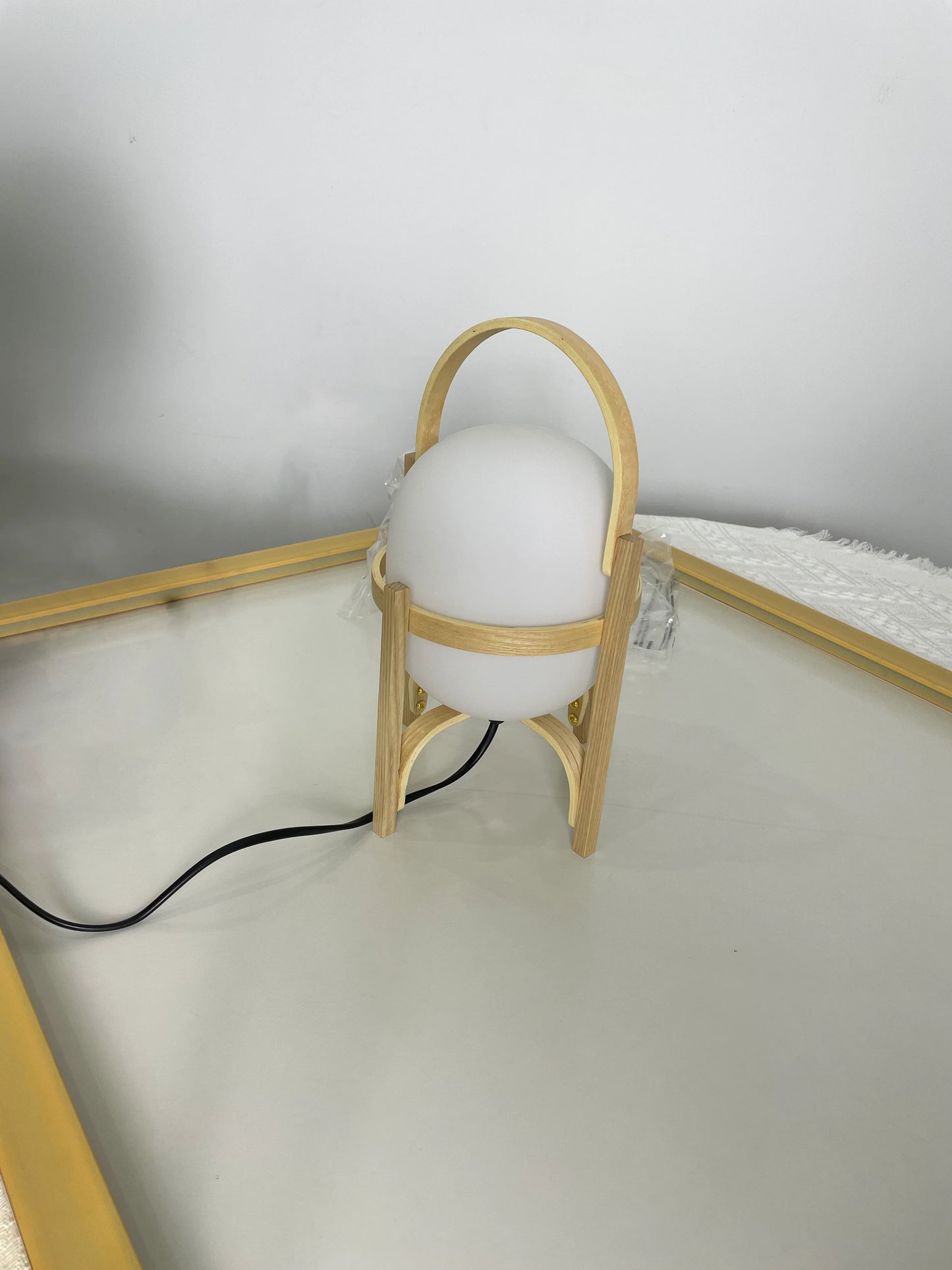 Lámpara de mesa de cristal con farol de madera portátil