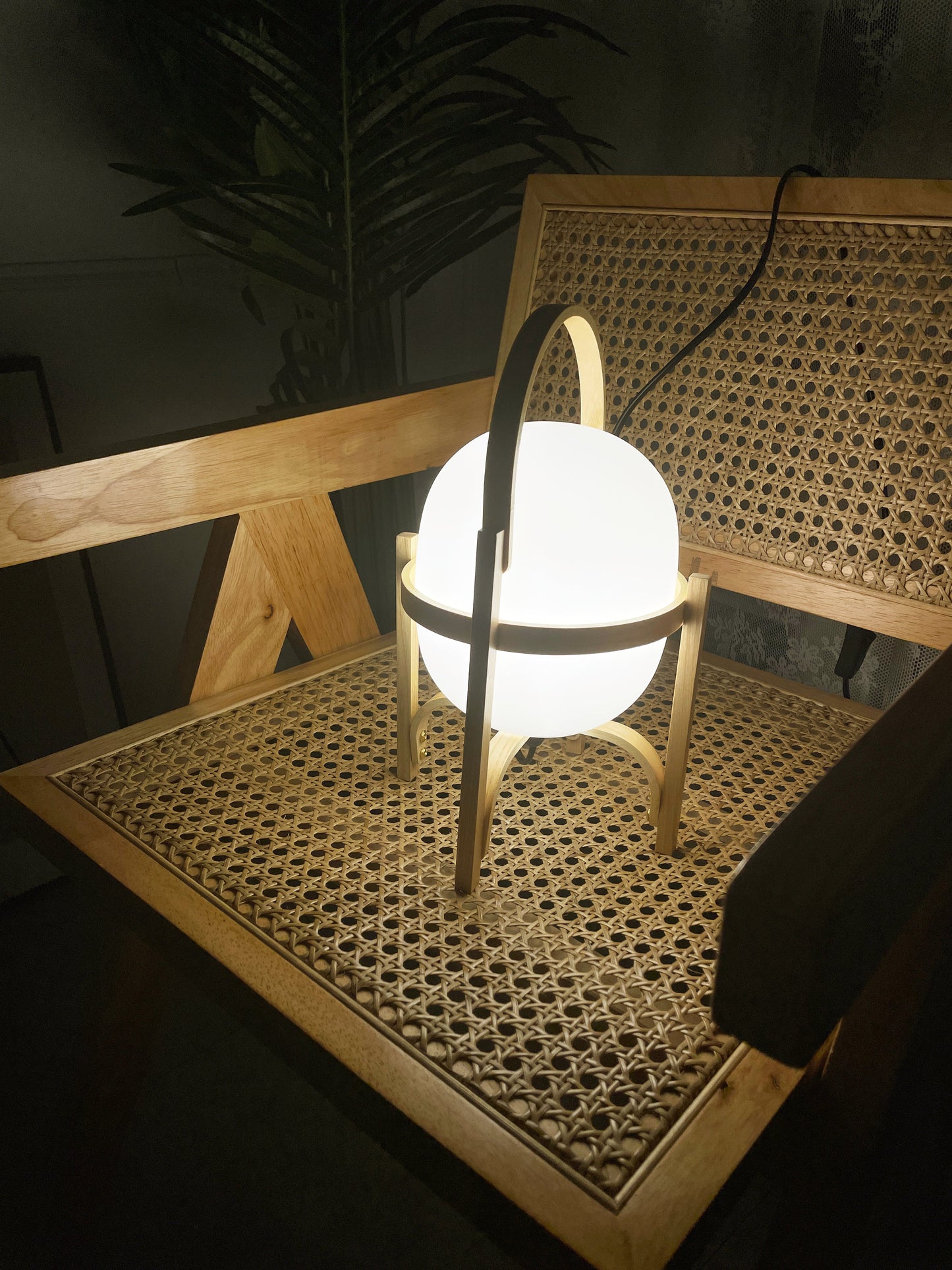 Lámpara de mesa de cristal con farol de madera portátil