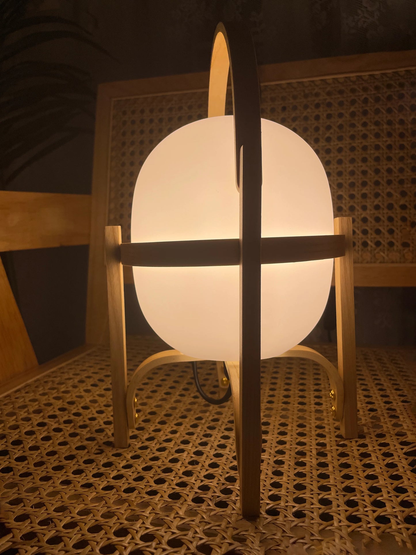 Lámpara de mesa de cristal con farol de madera portátil