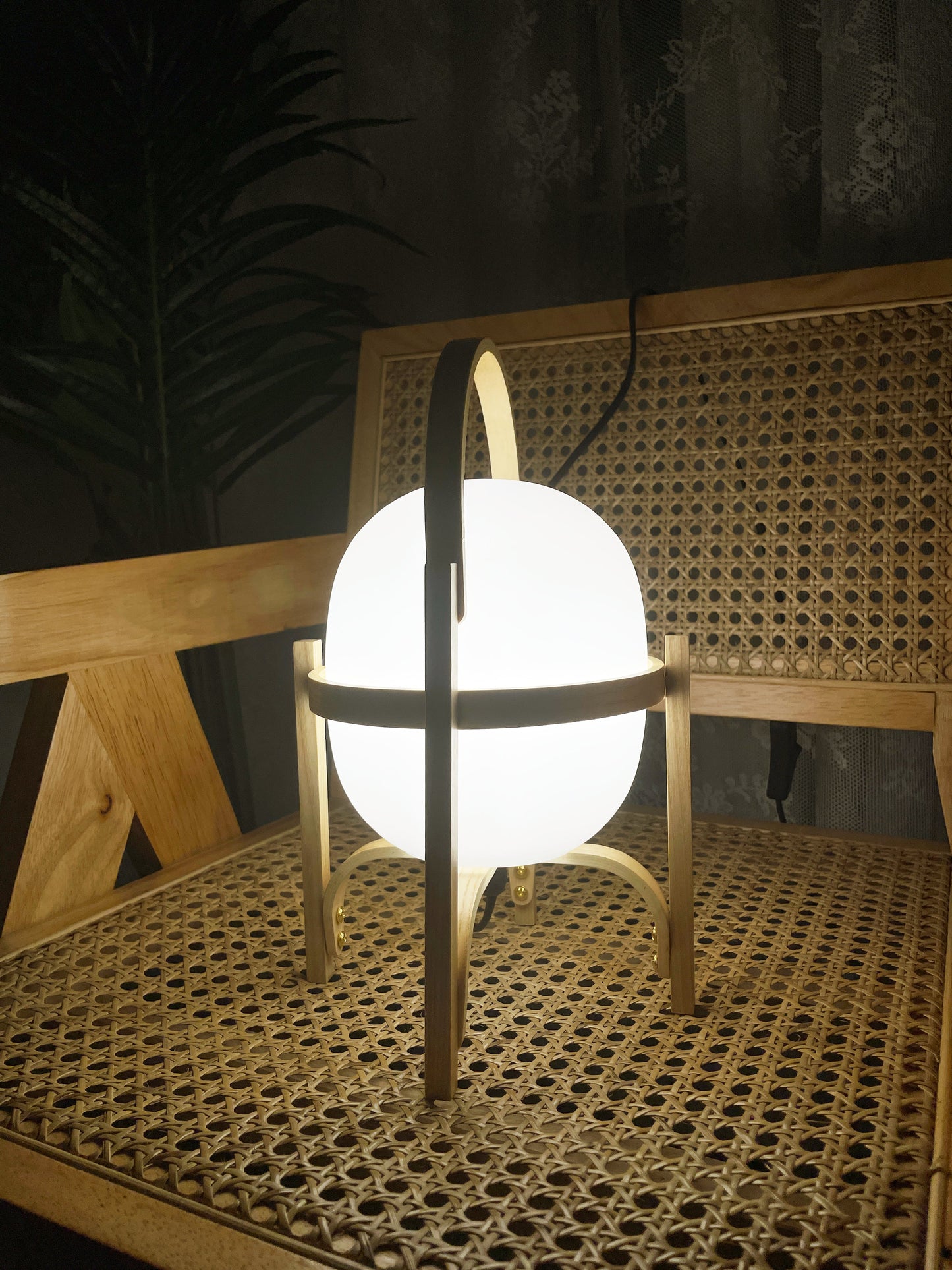 Lámpara de mesa de cristal con farol de madera portátil