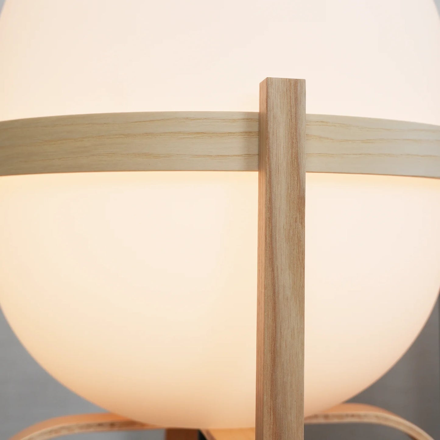 Lámpara de mesa de cristal con farol de madera portátil