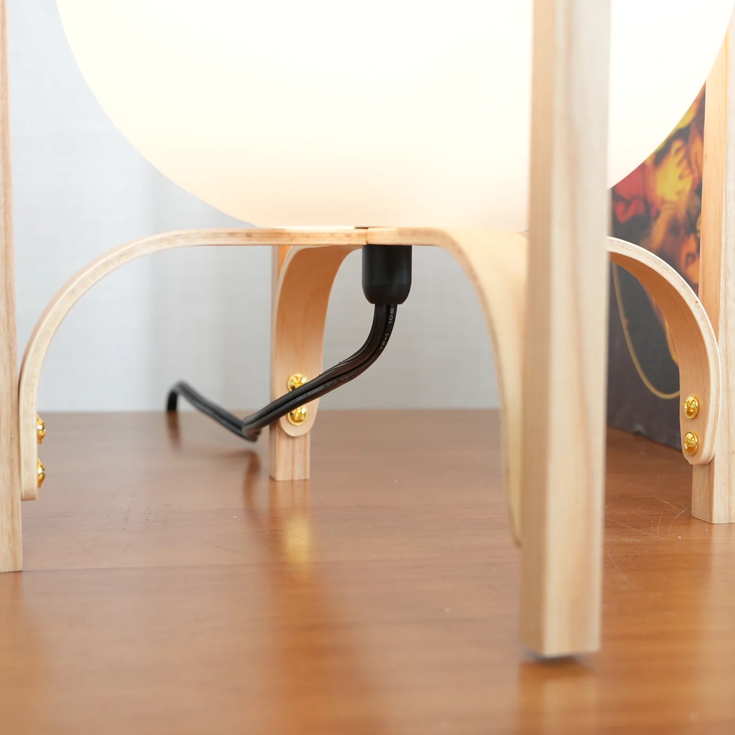 Lámpara de mesa de cristal con farol de madera portátil