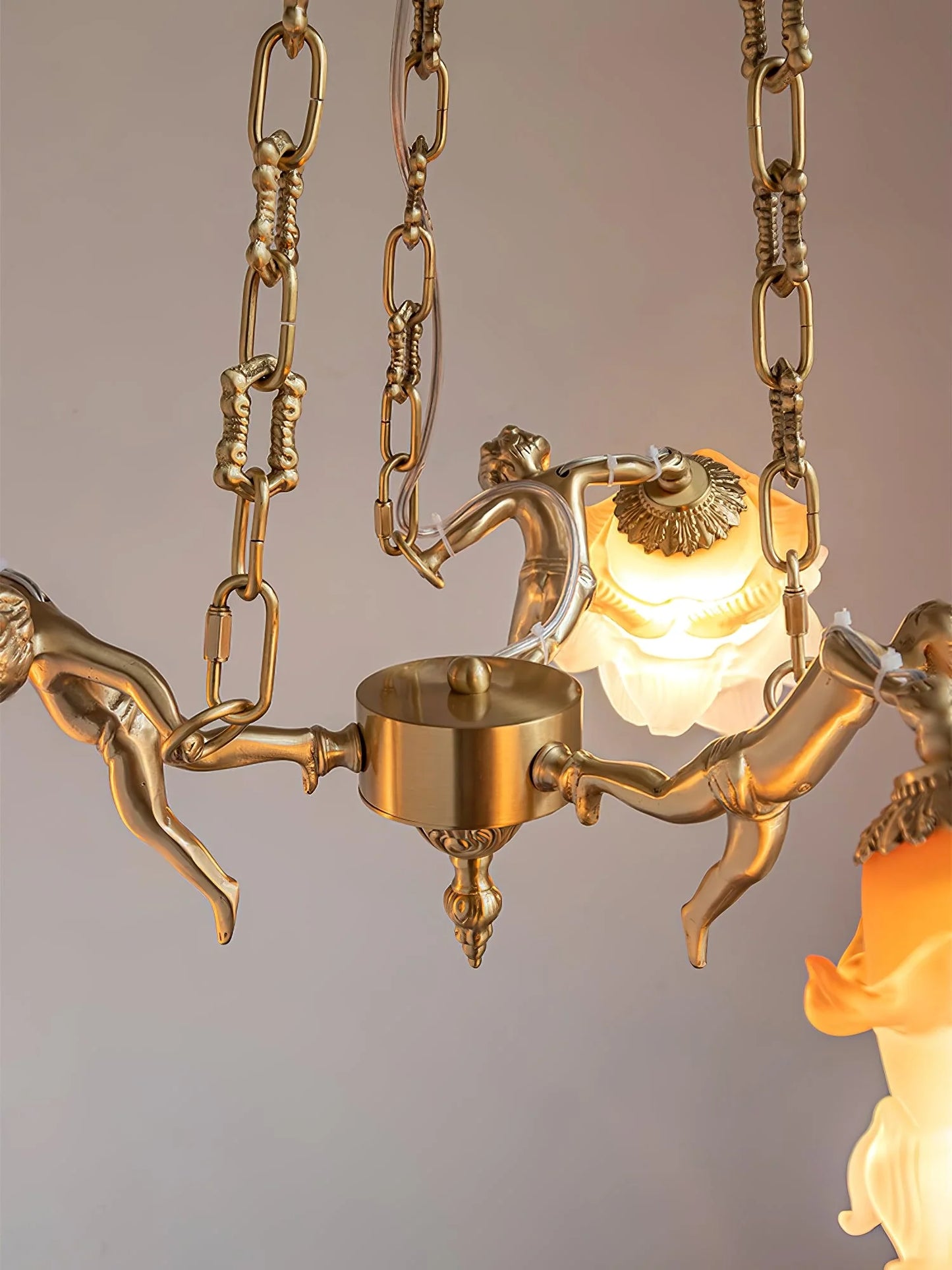 Suspension de Latón con Estatuillas de Putti
