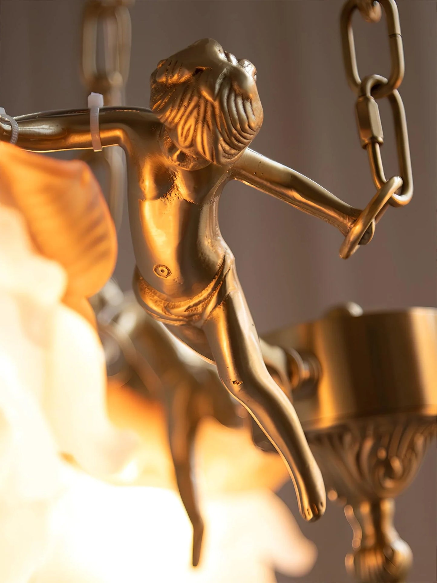 Suspension de Latón con Estatuillas de Putti