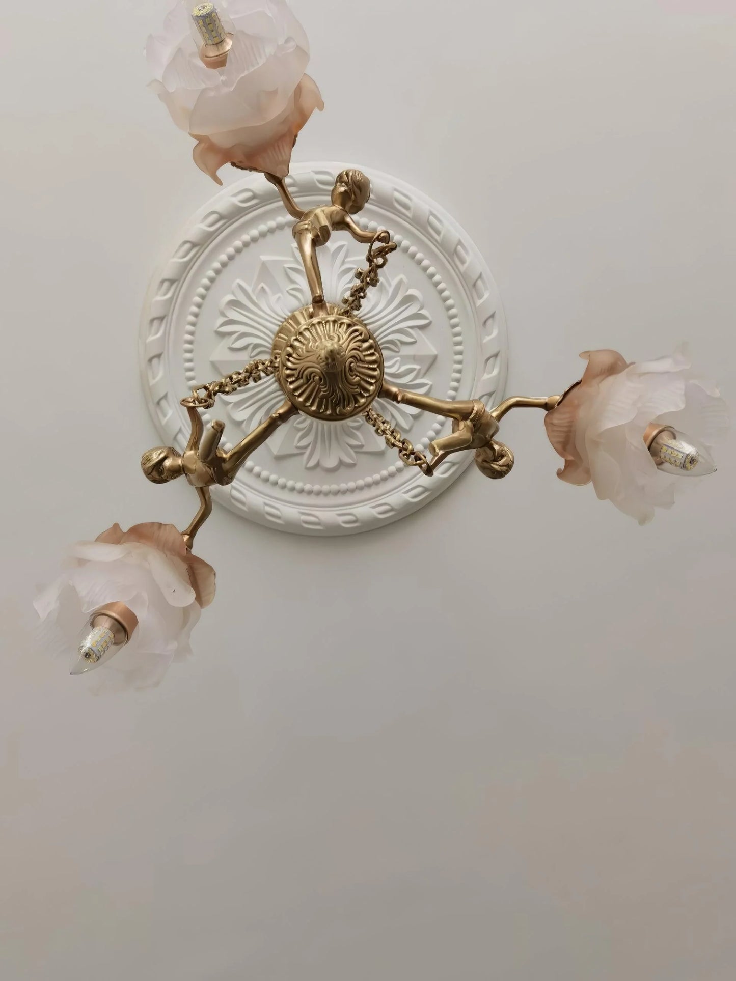Suspension de Latón con Estatuillas de Putti