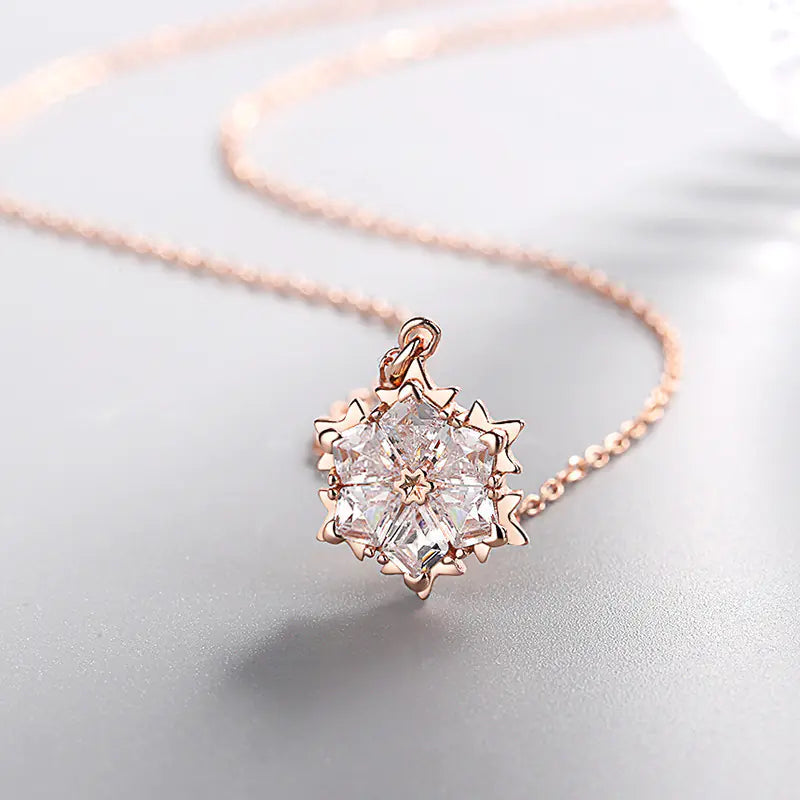 Collar de copo de nieve con colgante de plata y diamantes